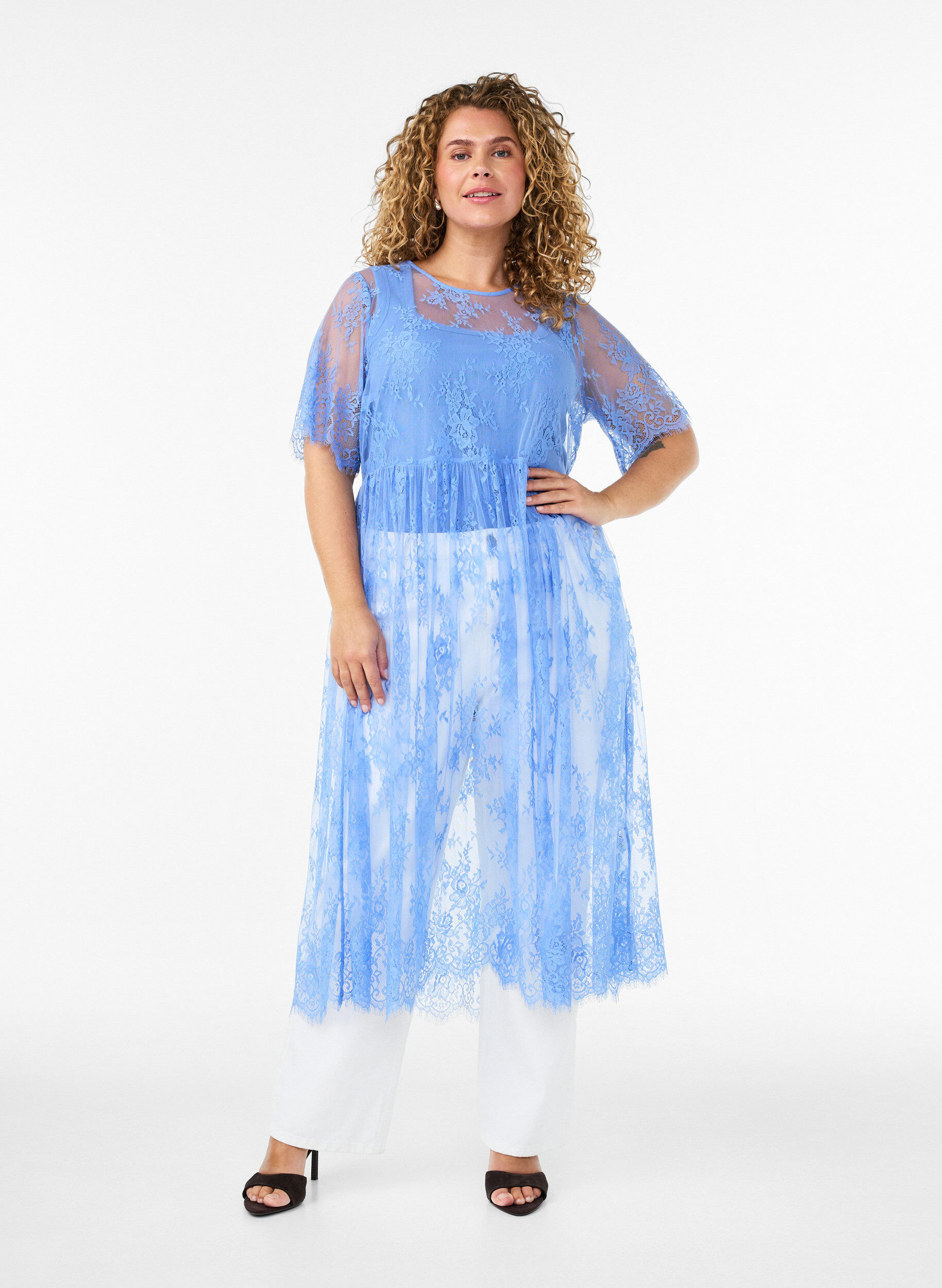 Midikleid aus transparenter Spitze mit kurzen &Auml;rmeln, lila, Model