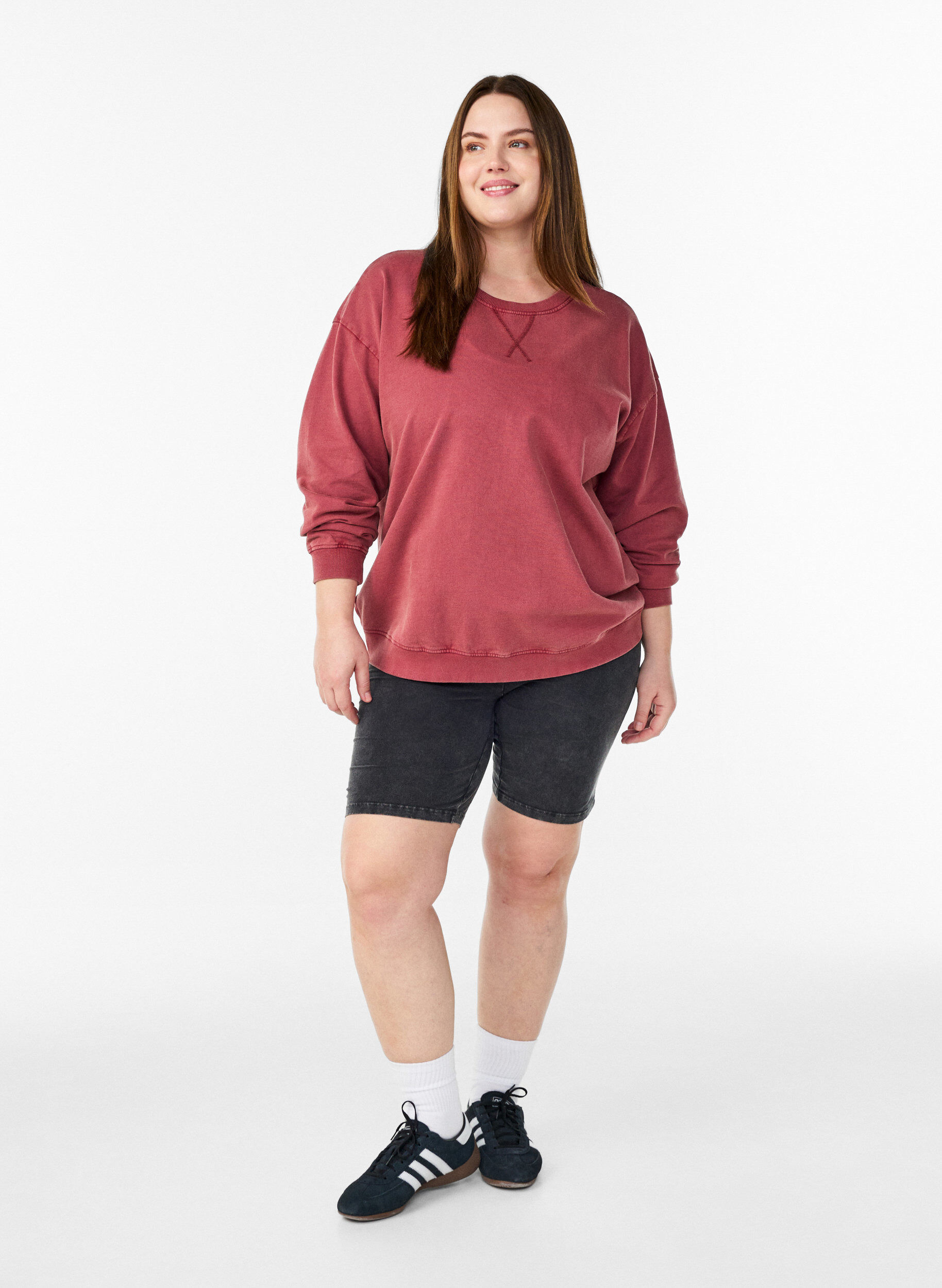 Zizzi Lockeres Sweatshirt im gewaschenen Look, Rot, Model image number 1