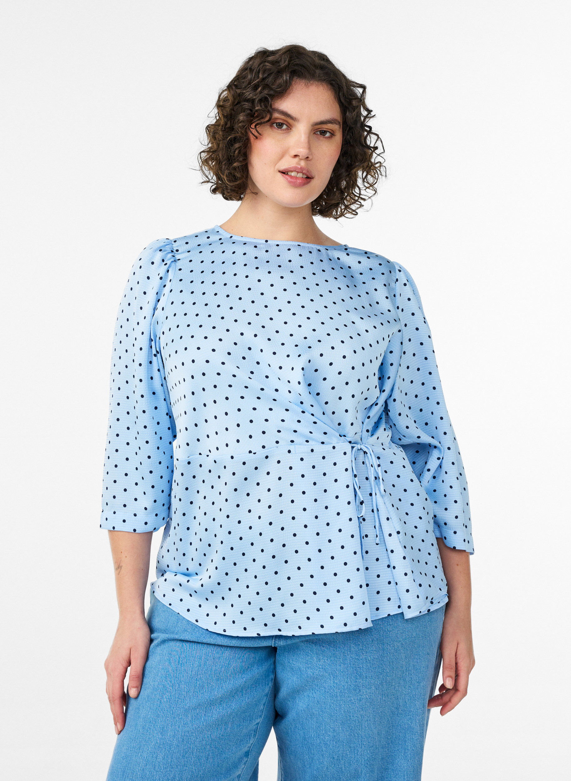 Zizzi Blouse &agrave; pois avec lien &agrave; nouer et manches 3/4, Bleu Clair, Model image number 0