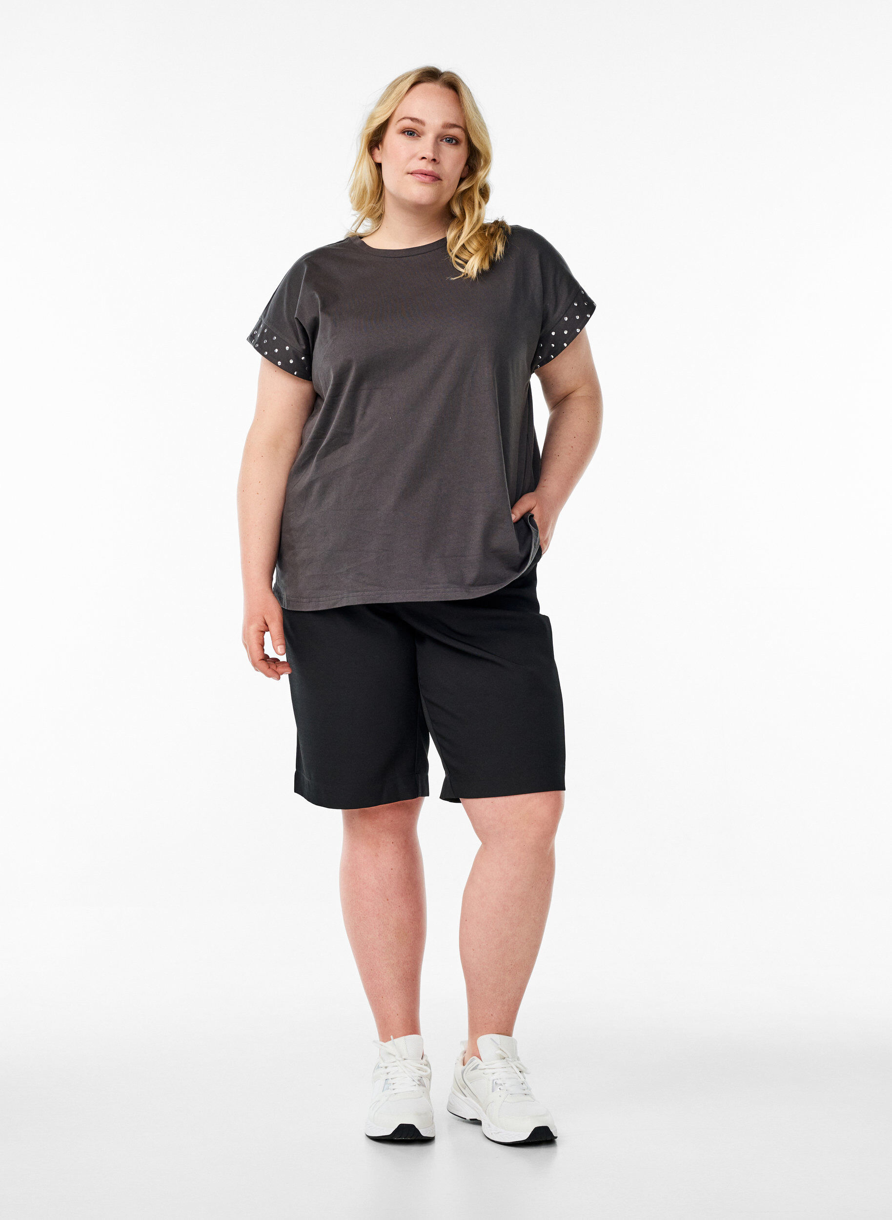 Zizzi T-Shirt aus Bio-Baumwolle mit Nieten, Grau, Model image number 1