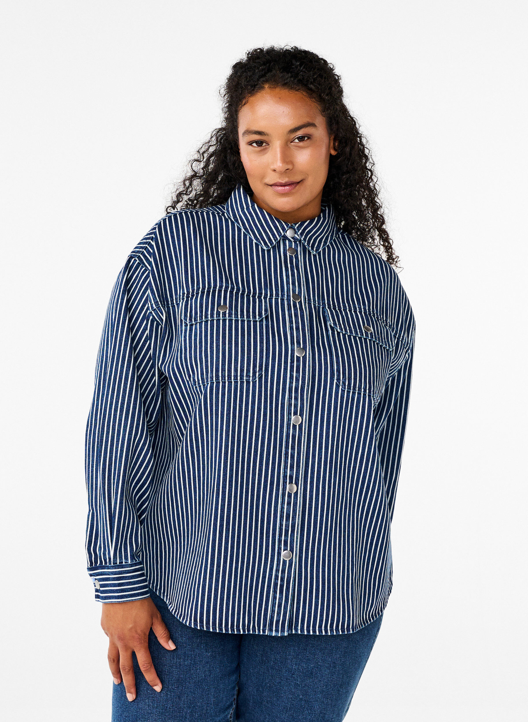 Zizzi Chemise en jean ray&eacute;e avec poches de poitrine, Blue Denim Stripe, Model image number 0