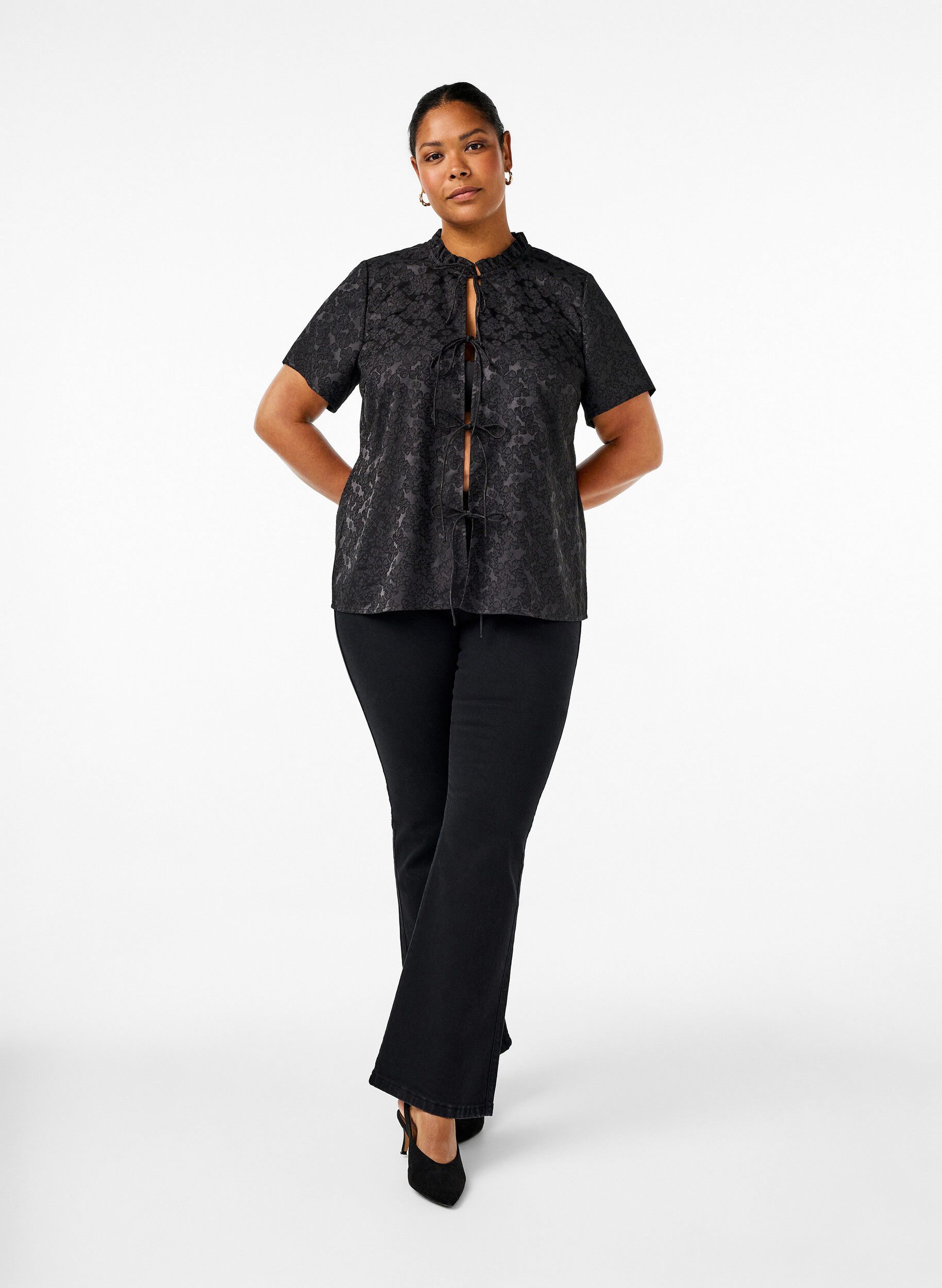 Zizzi Kurz&auml;rmelige Jacquard-Bluse mit Schleifen, Schwarz, Model image number 1