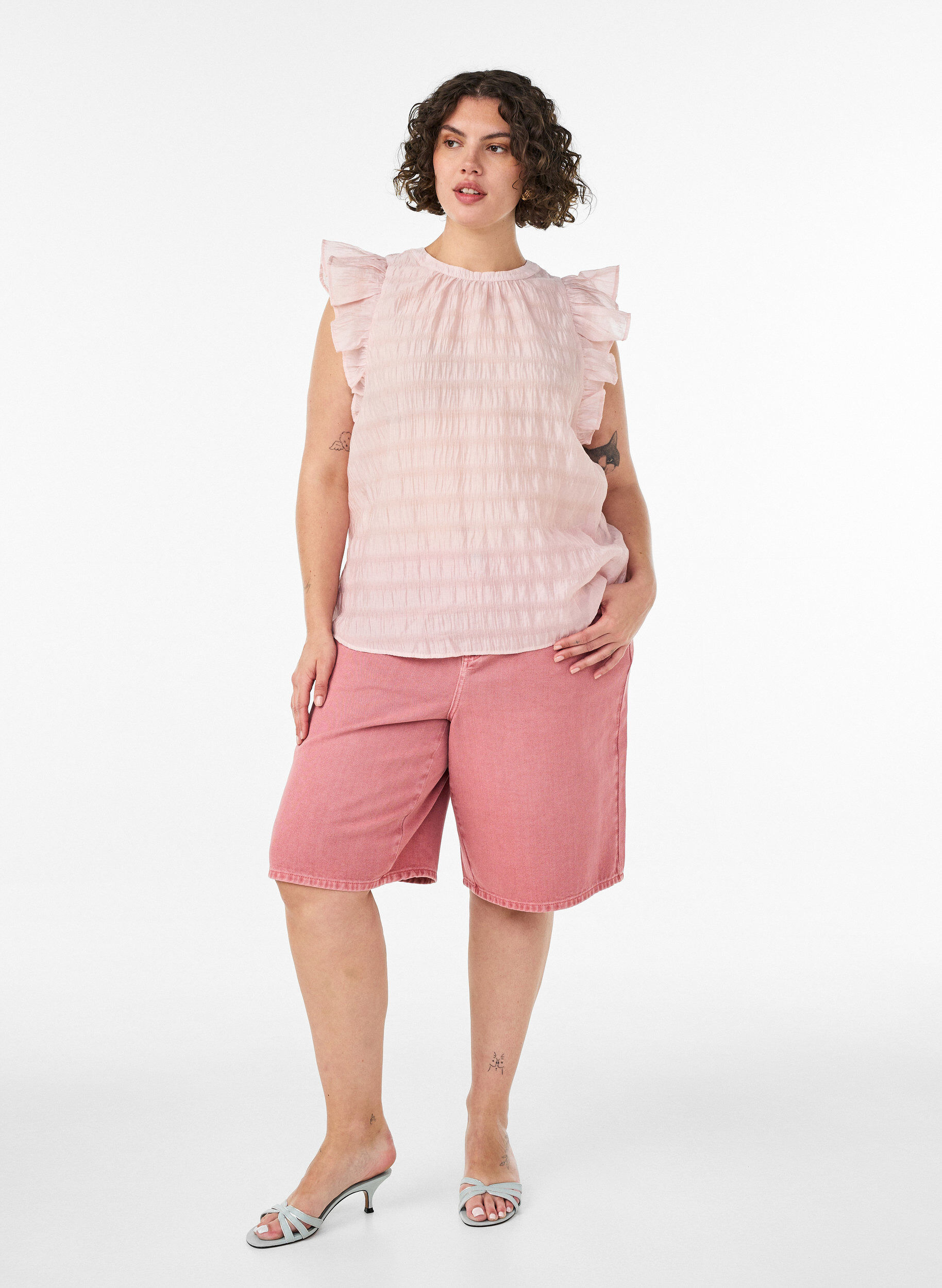 Zizzi&Auml;rmellose Bluse mit Struktur und R&uuml;schen, Rot, Model image number 1