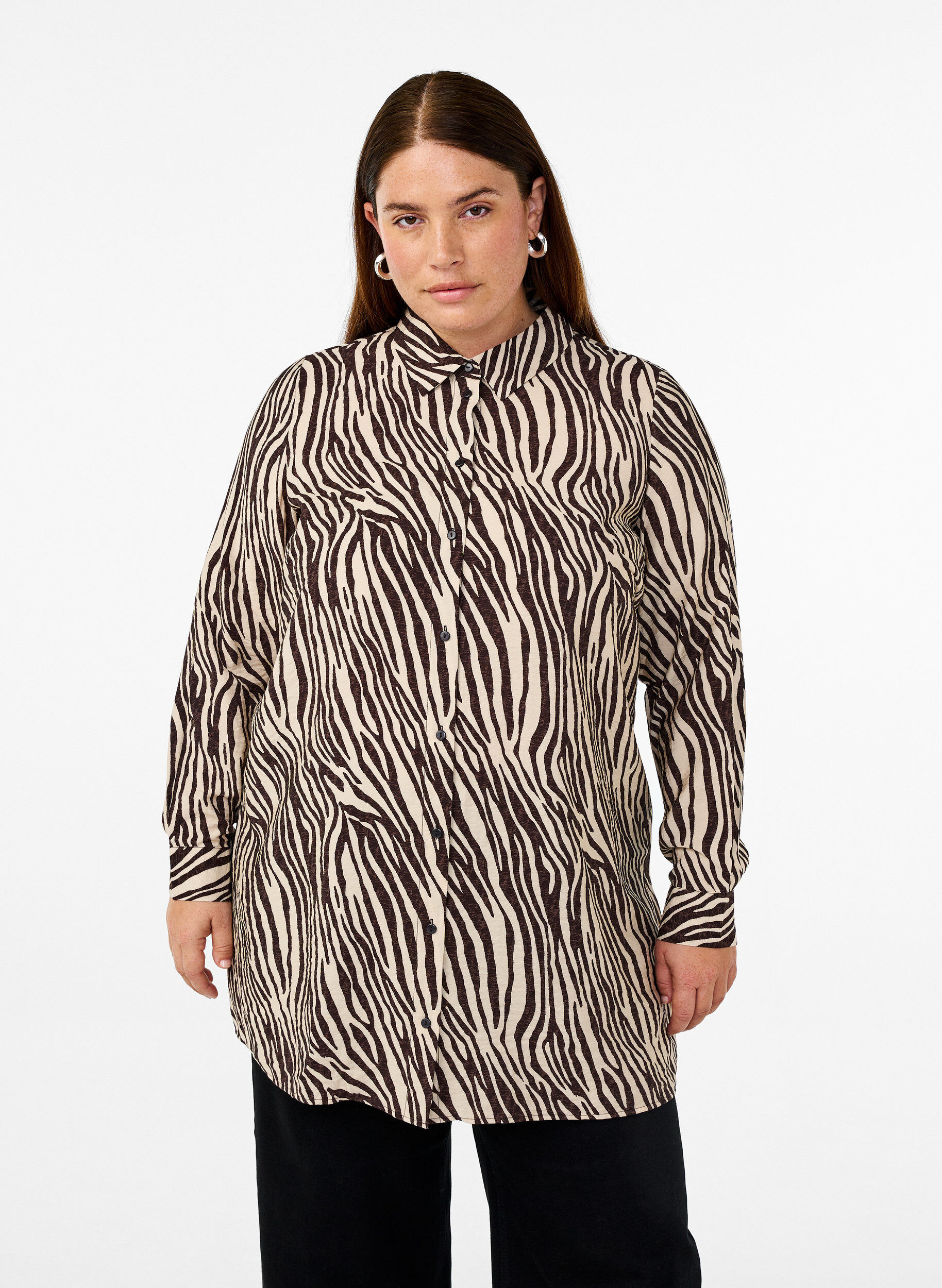 Lange Bluse mit Zebraprint, Braun, Model