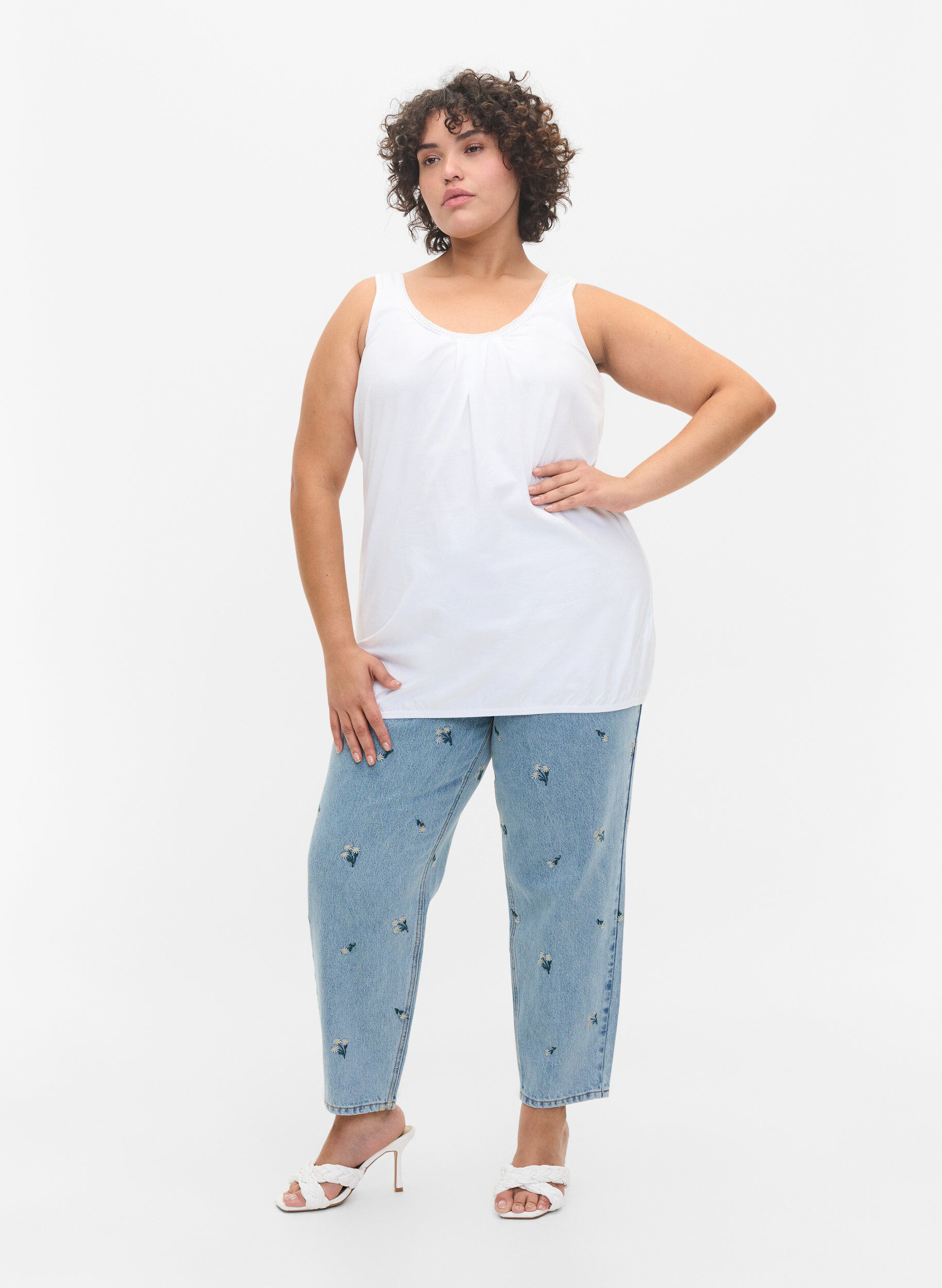 Zizzi Baumwolltop mit Rundhalsausschnitt und Spitzensaum, Bright White, Model image number 2