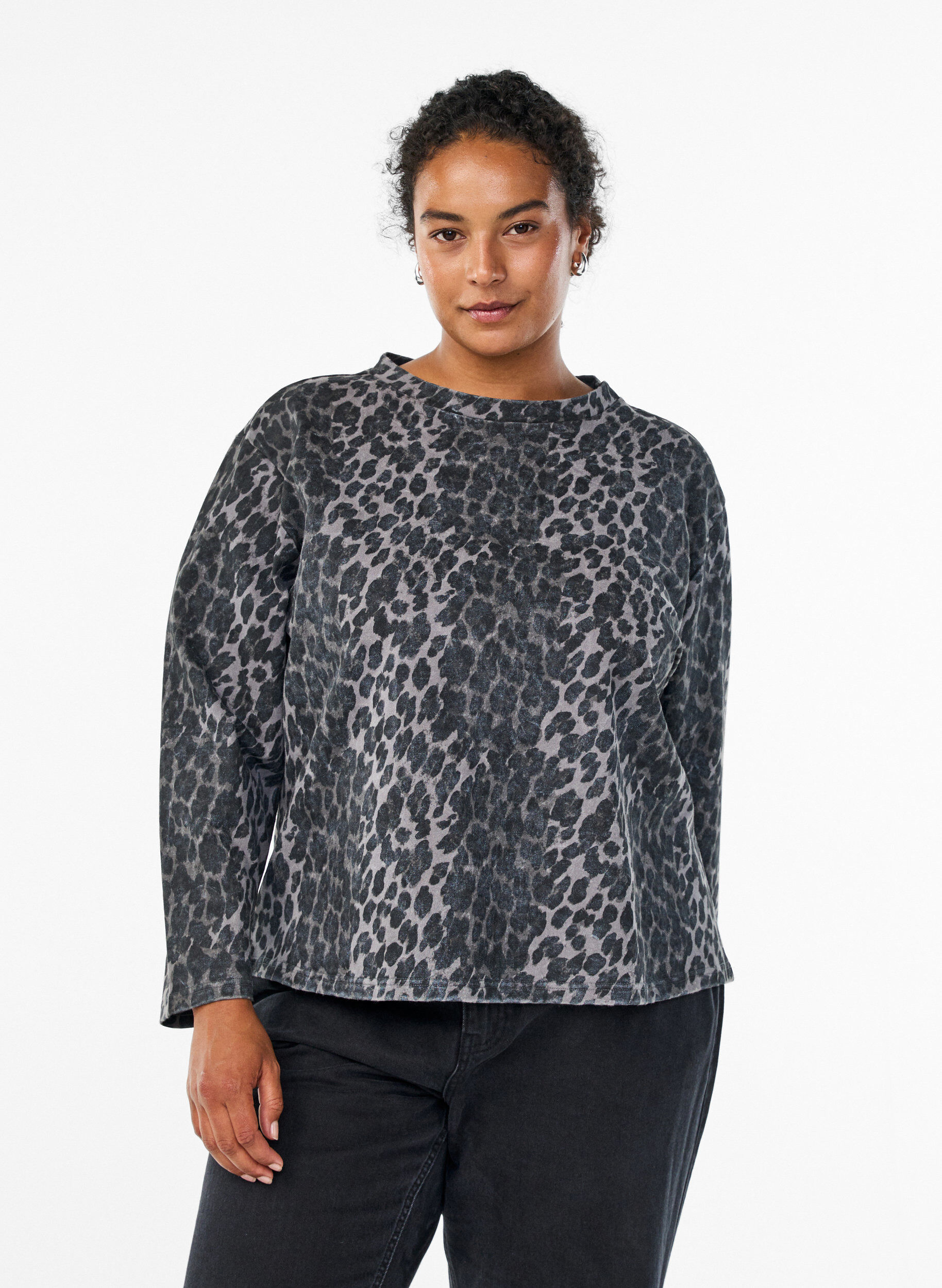 Sweatshirt mit Leopardenmuster in verwaschener Optik, Grau, Model