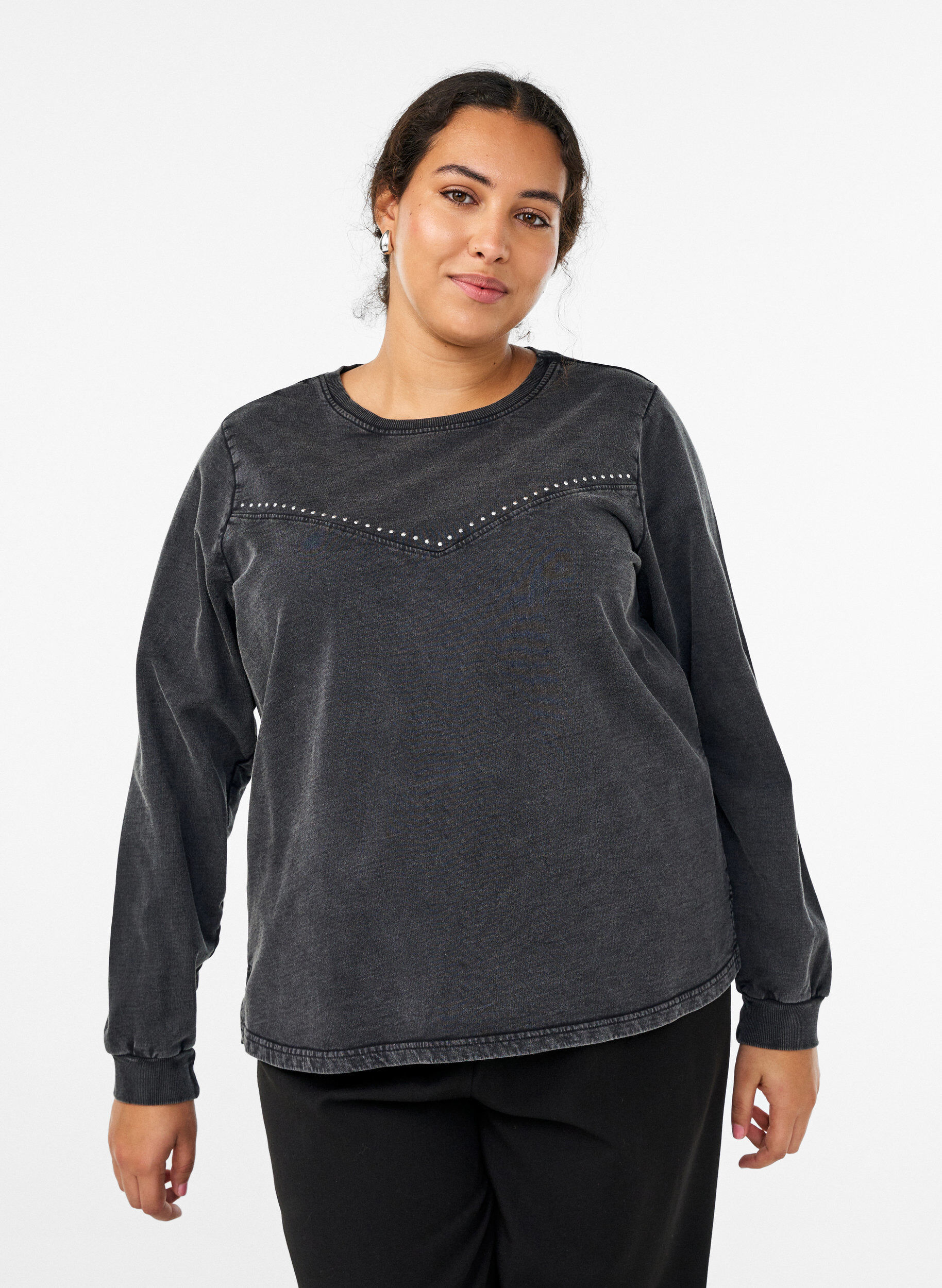 Sweatshirt mit Strasssteinen und Washed-Optik, Grau, Model