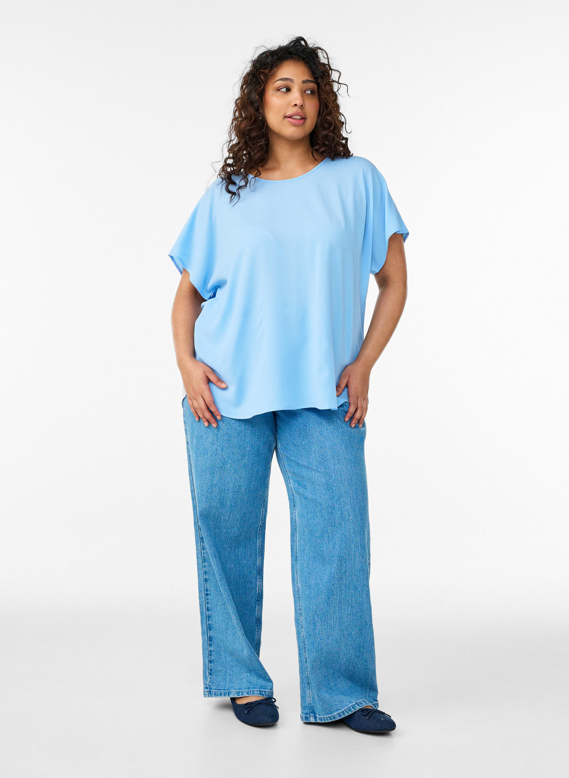 ZizziBluse mit kurzen &Auml;rmeln und Rundhalsausschnitt, Blau, Model image number 1