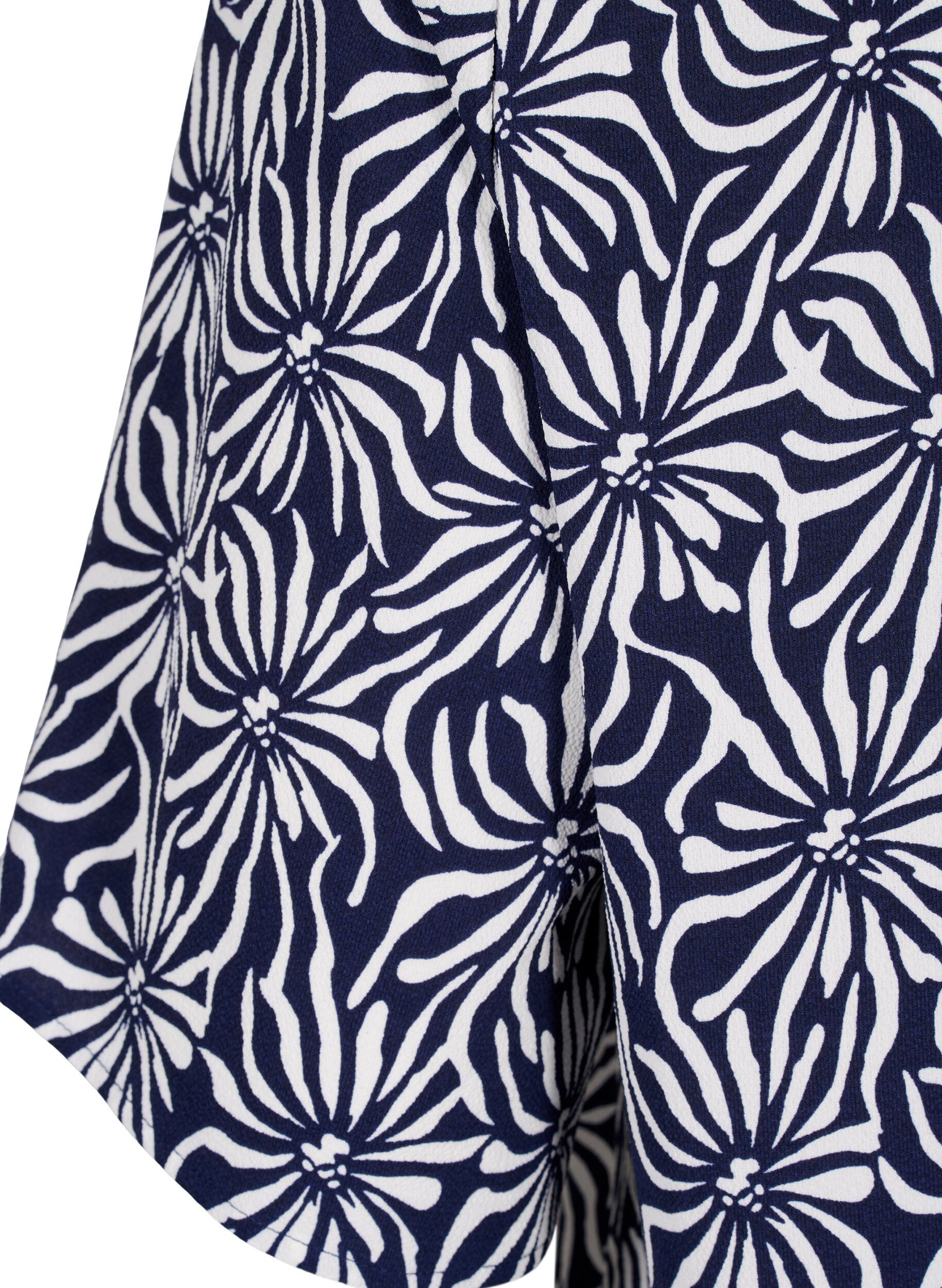 Zizzi Bluse mit V-Ausschnitt und Blumendruck, White Blue Flower, Packshot image number 3