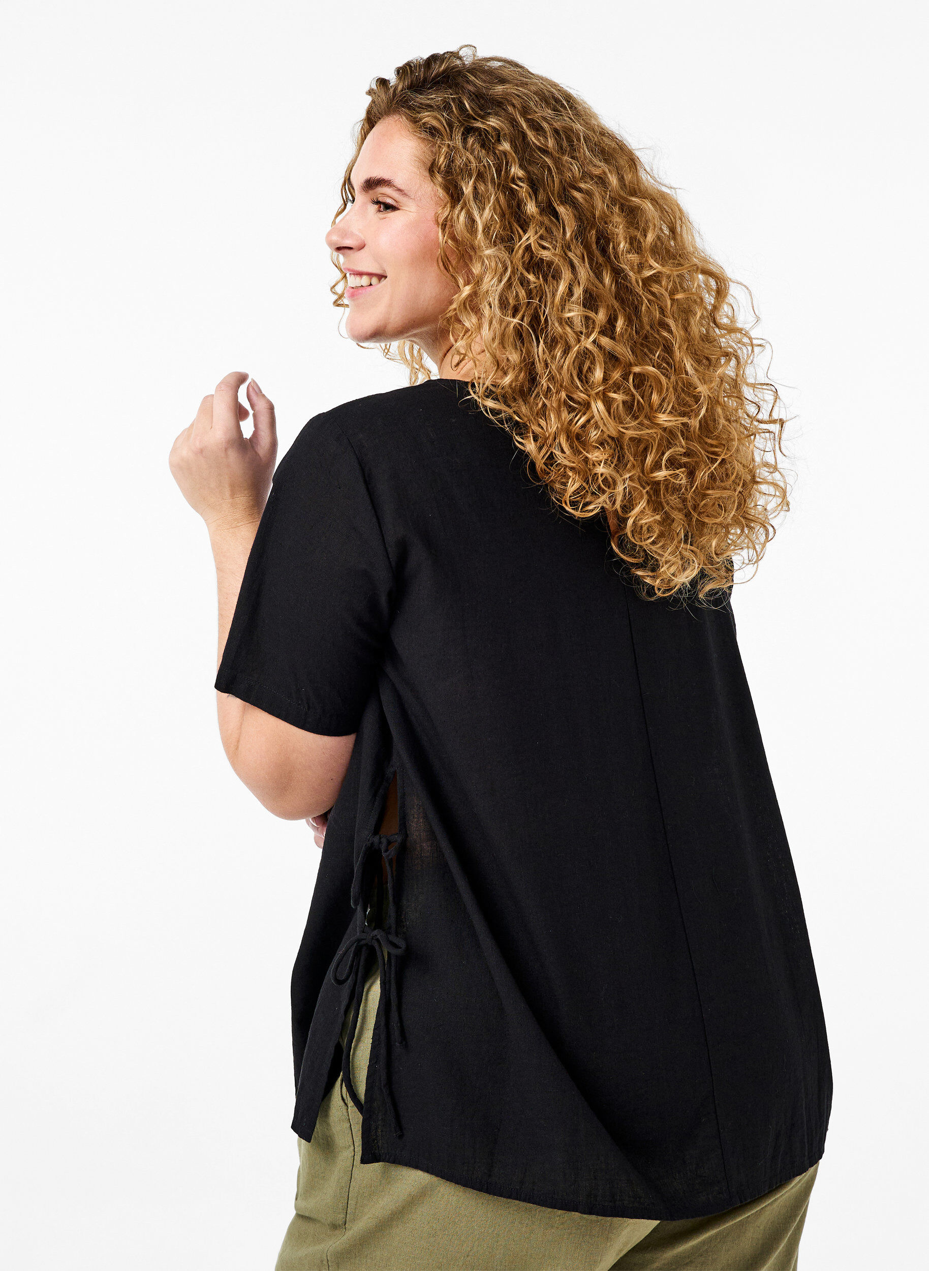 Zizzi Blouse &agrave; manches courtes en m&eacute;lange de coton et lin avec d&eacute;tail lac&eacute;, Black, Model image number 1