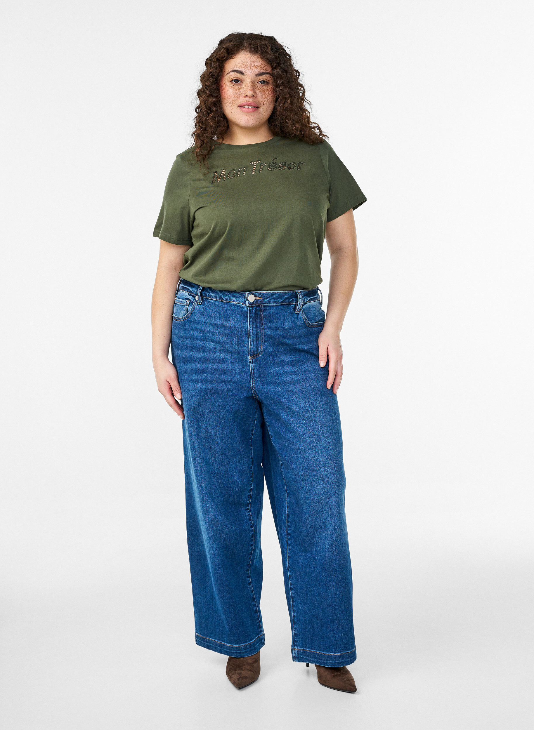 Zizzi T-shirt en coton avec un d&eacute;tail d&eacute;coratif sur le devant, Vert, Model image number 1