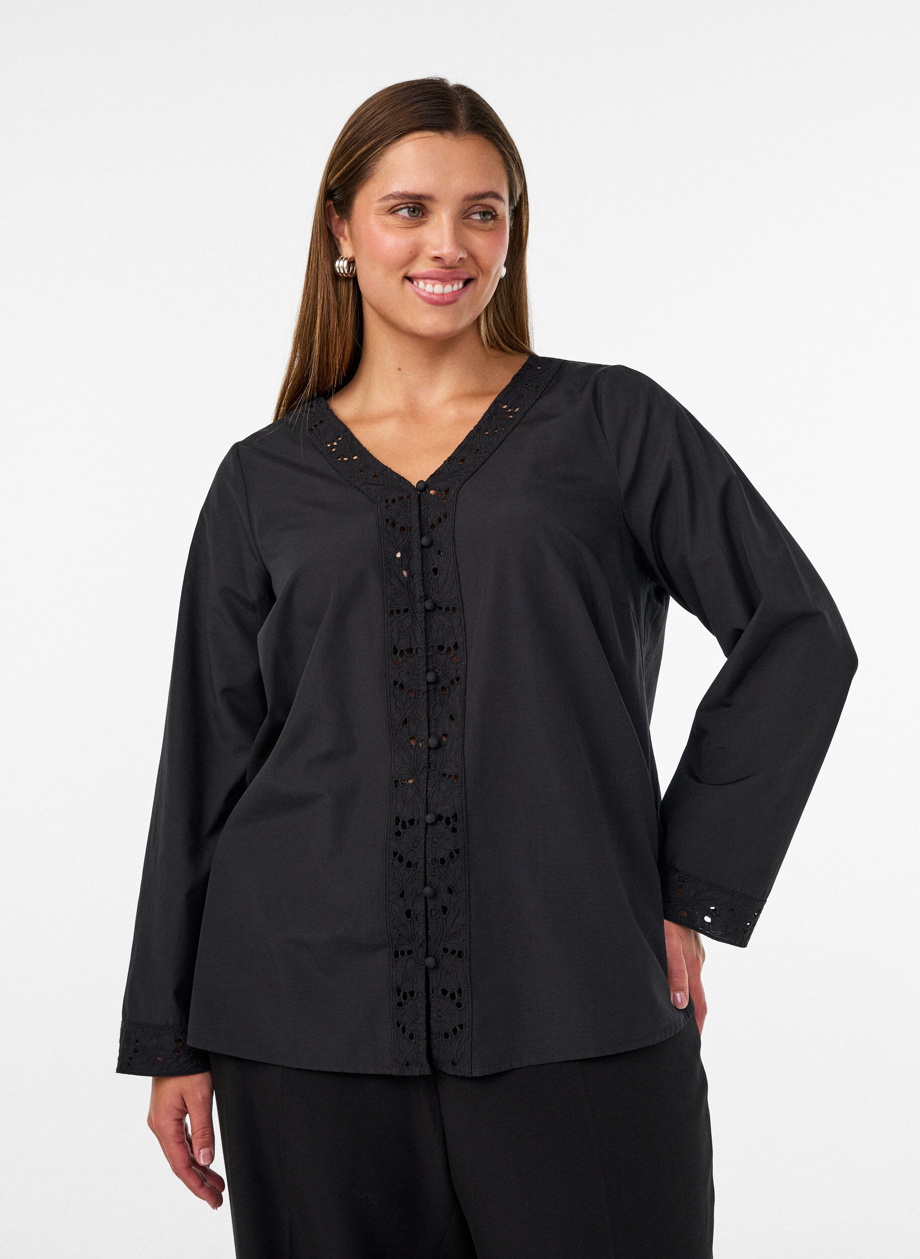 Chemisier avec broderie anglaise, Noir, Model