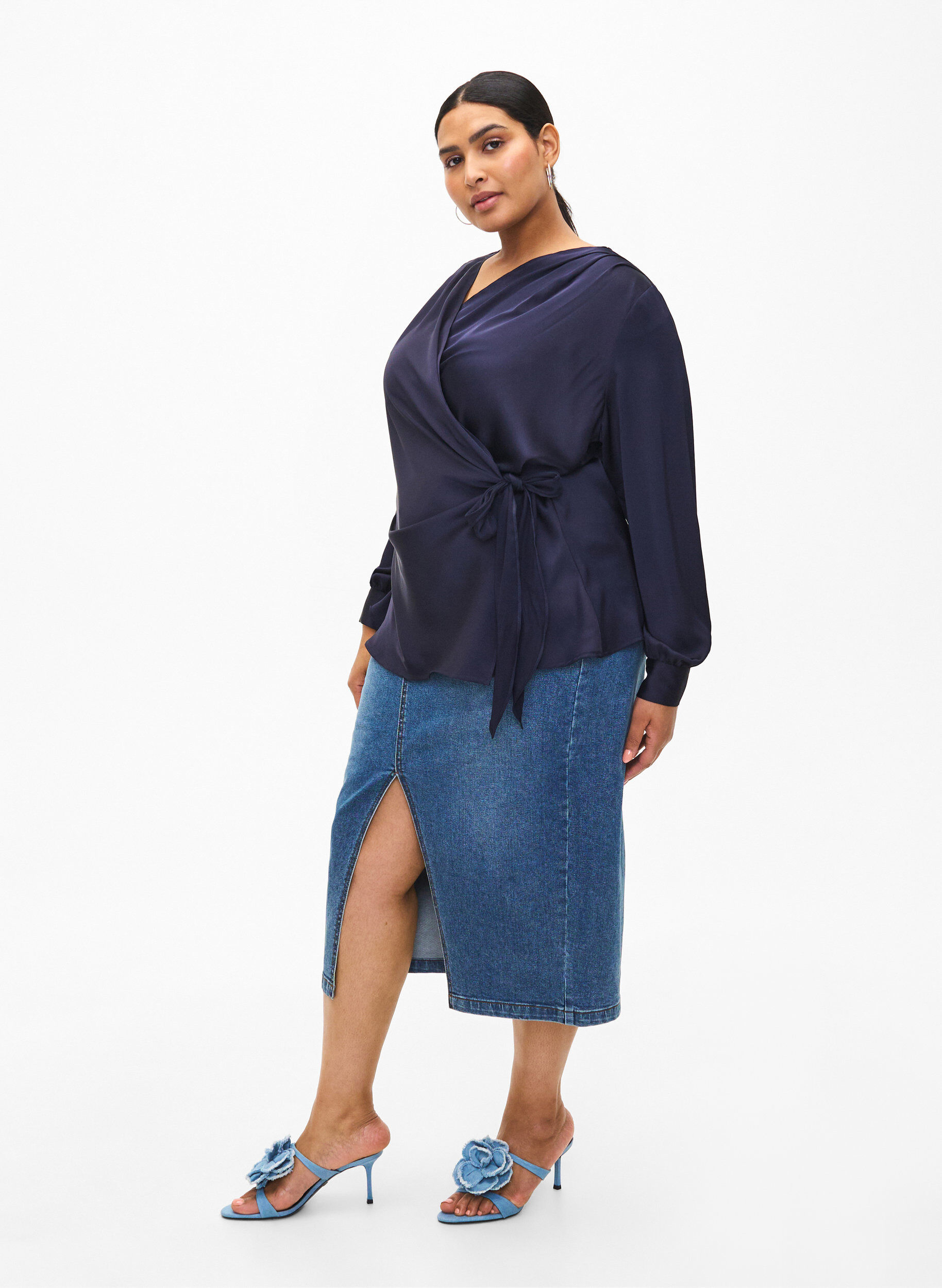 Zizzi  Partybluse aus Satin in Wickeloptik, Night Sky, Model image number 2