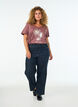 T-shirt en coton avec imprim&eacute; sur le devant et col en V, Rose poudr&eacute;e, Model image number 1