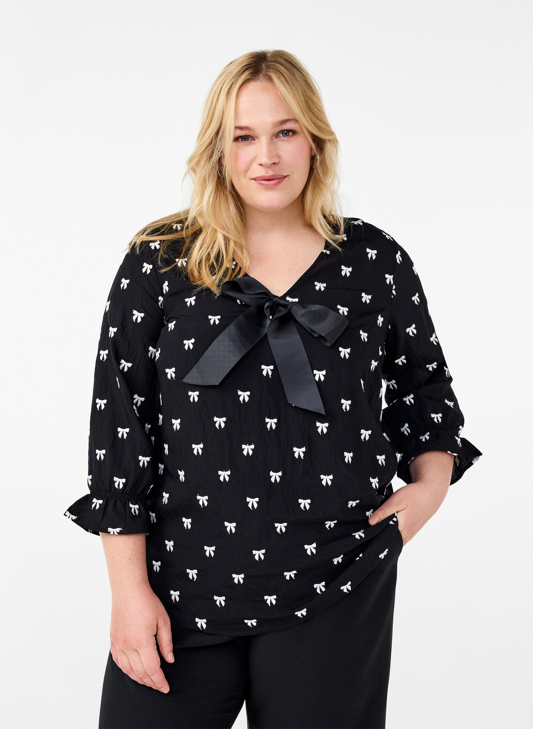 Zizzi Bluse mit Schleifen und 3/4-&Auml;rmeln, Black White Bow, Model image number 0