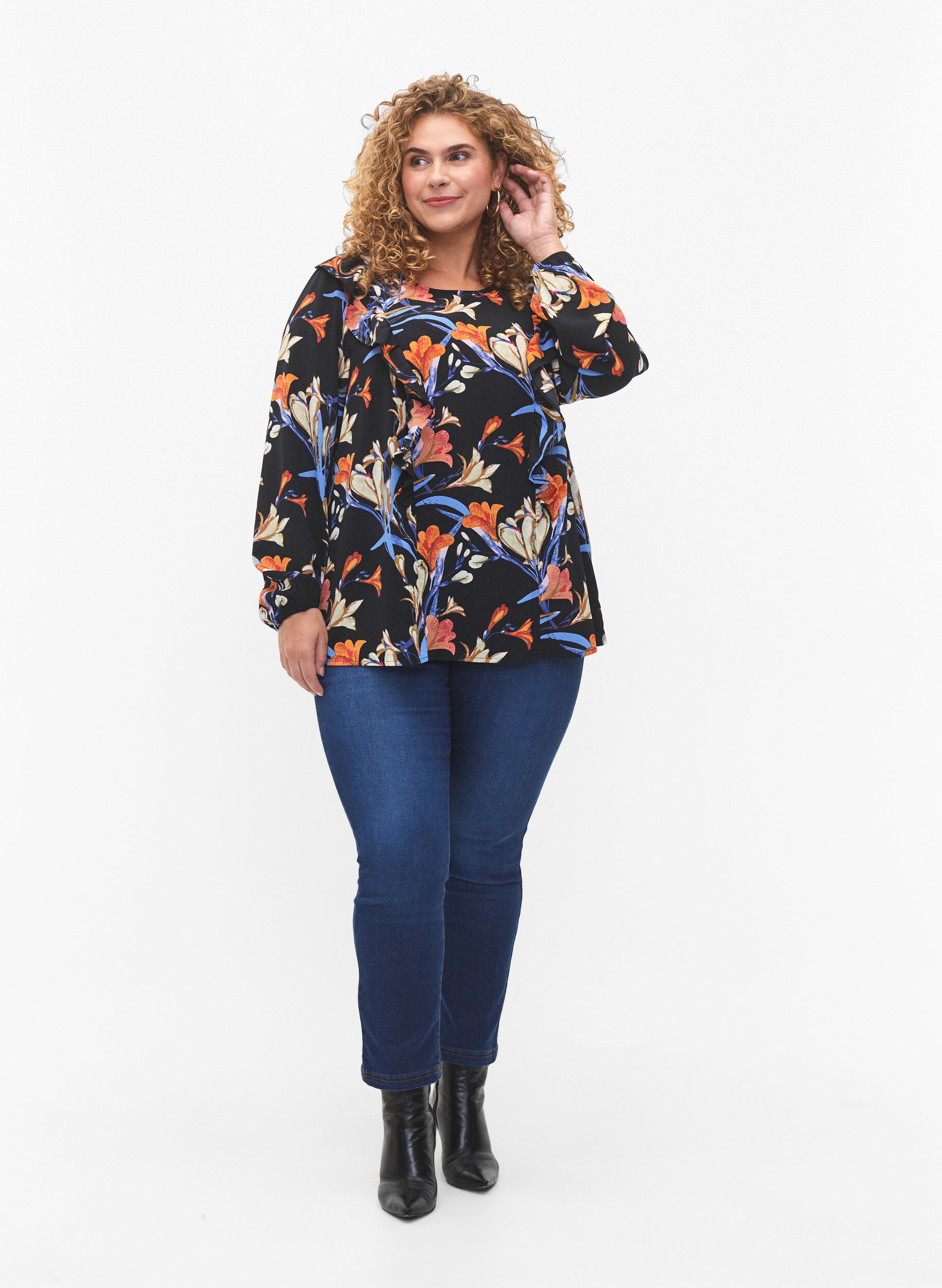 Zizzi Lang&auml;rmelige Bluse mit R&uuml;schen, Black Flower AOP, Model image number 2