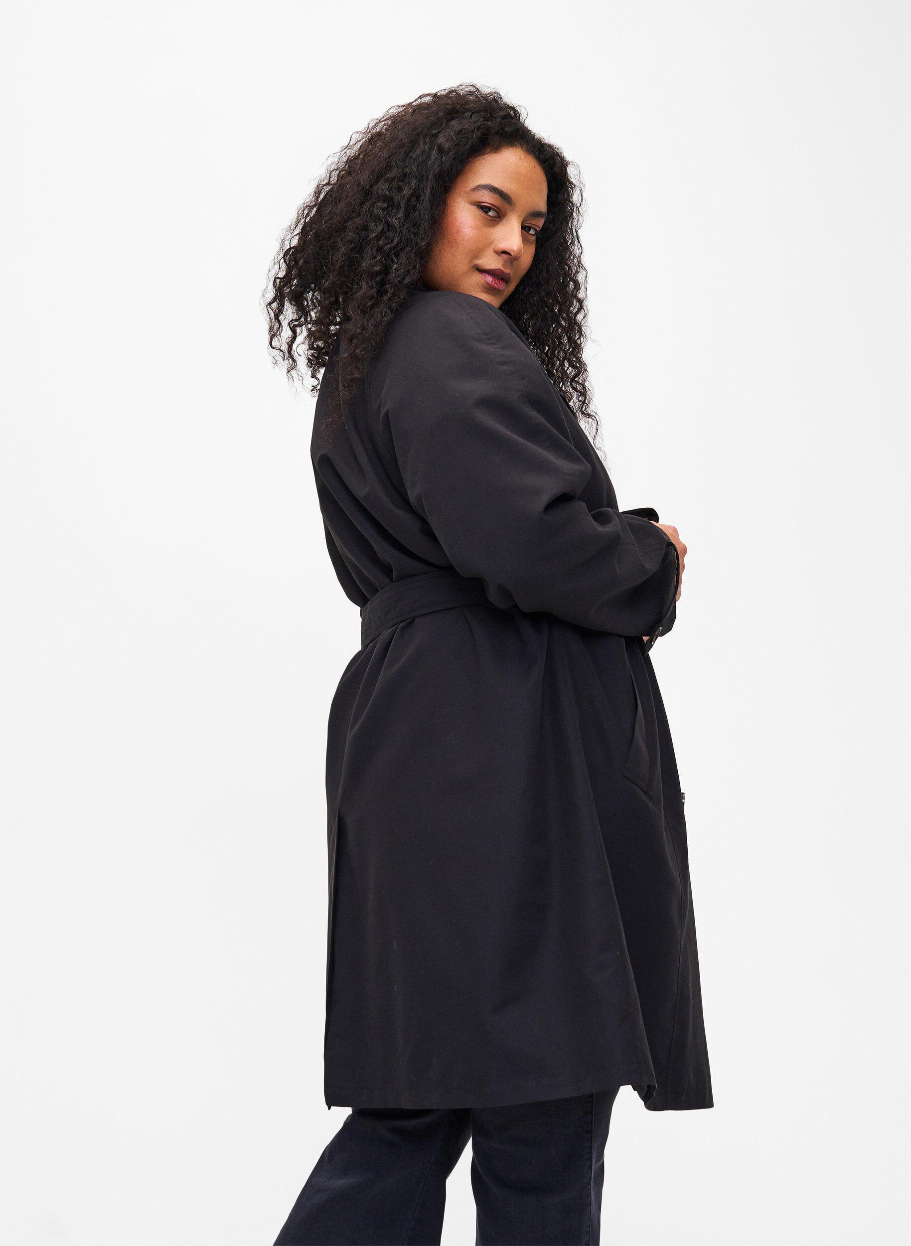 Zizzi Trenchcoat mit G&uuml;rtel und Schlitz, Black, Model image number 2