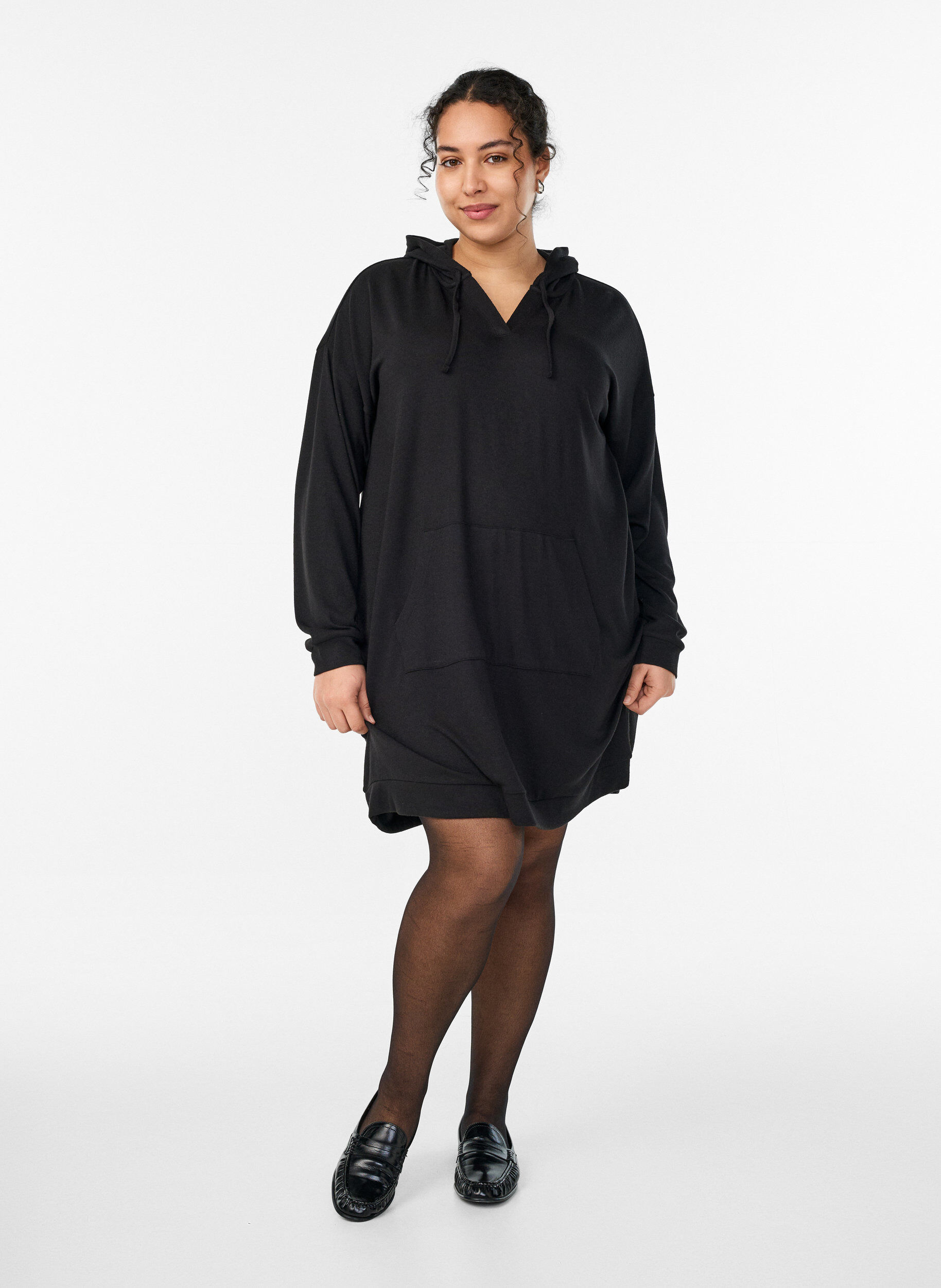 Zizzi Robe sweat &agrave; capuche courte avec poche kangourou, Noir, Model image number 1