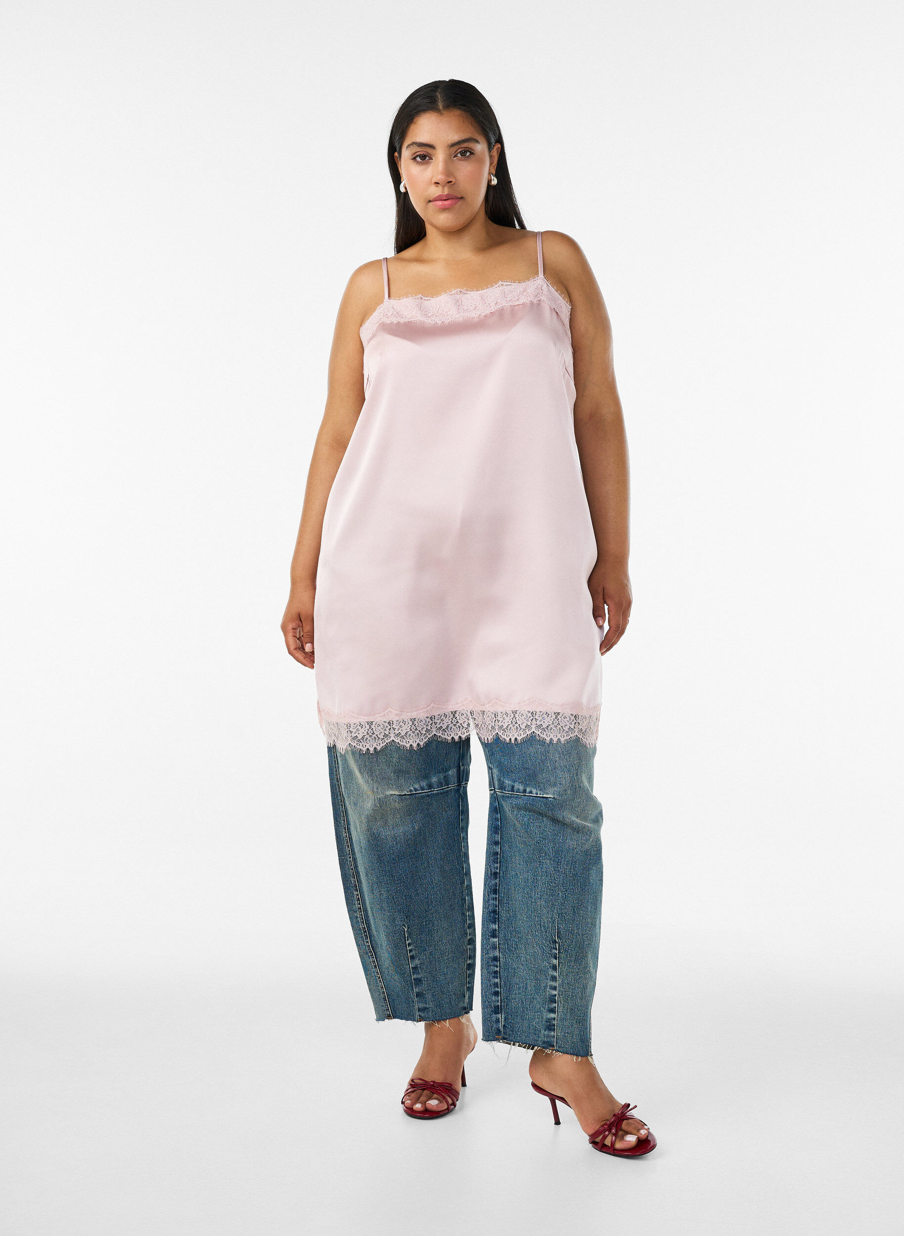 ZizziHaut long en satin bord&eacute; de dentelle, Rose poudr&eacute;e, Model image number 1