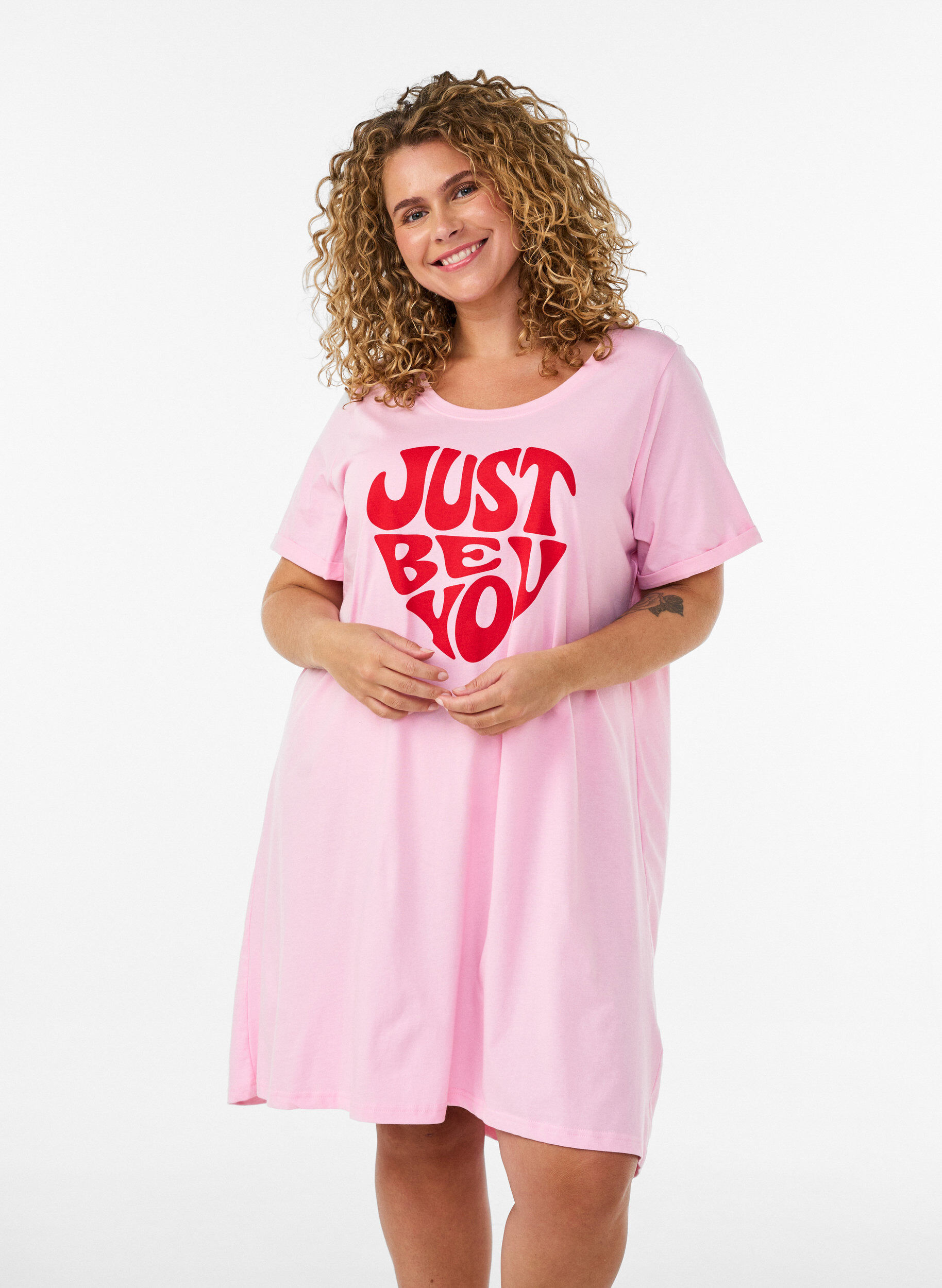 Kurz&auml;rmeliges Nachthemd aus Bio-Baumwolle, Pink, Model
