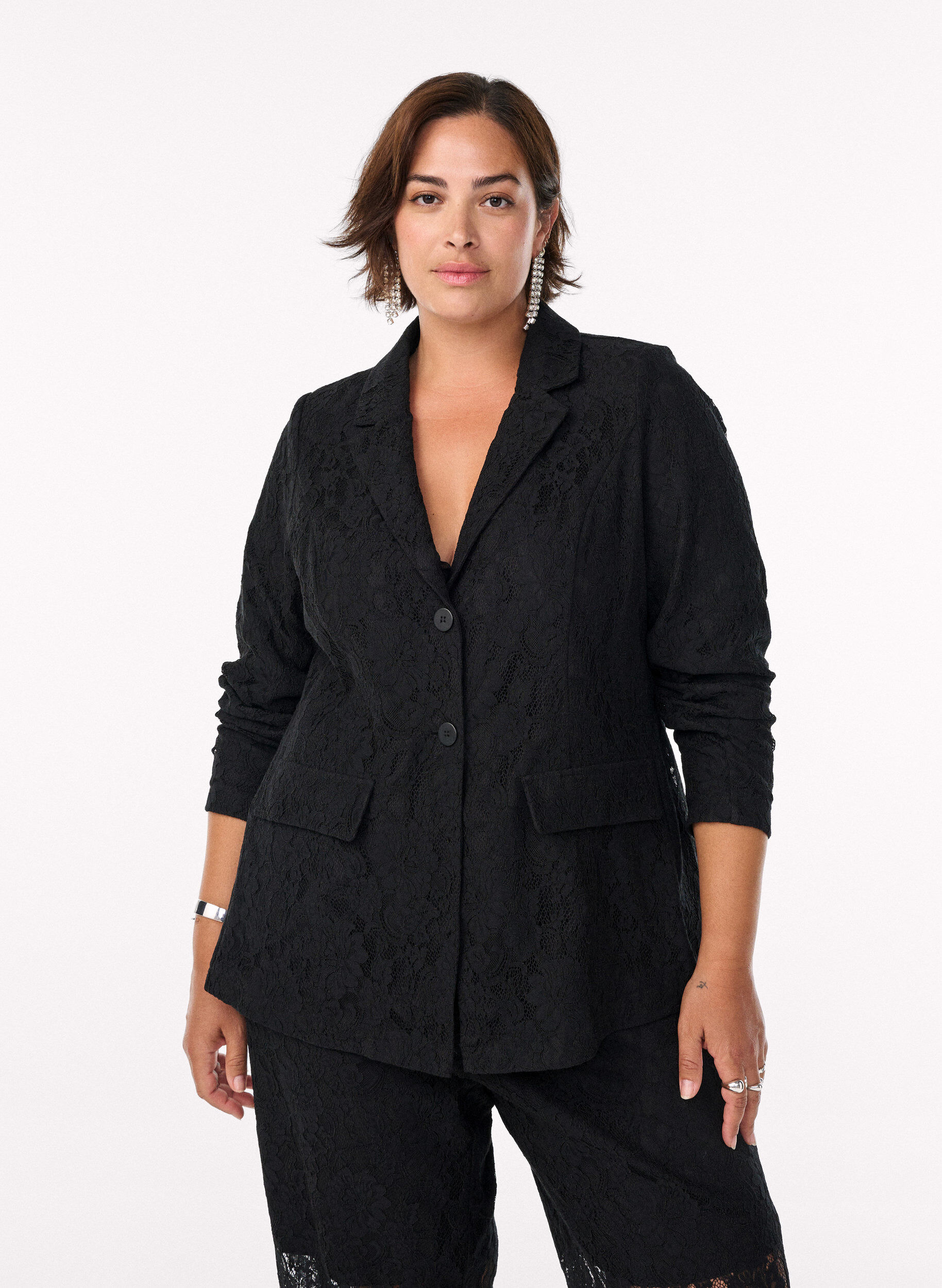 Zizzi Blazer en dentelle avec fermeture &agrave; boutons, Noir, Model image number 0