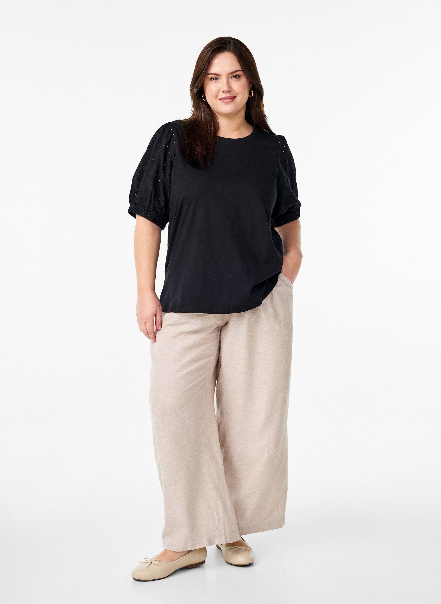 Zizzi T-Shirt mit &Auml;rmeln in Broderie Anglaise, Schwarz, Model image number 1