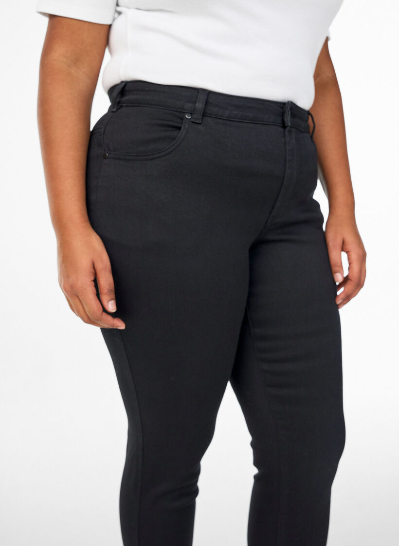 Schmale Passform Emily Jeans mit normaler Taille, Schwarz, Model image number 2