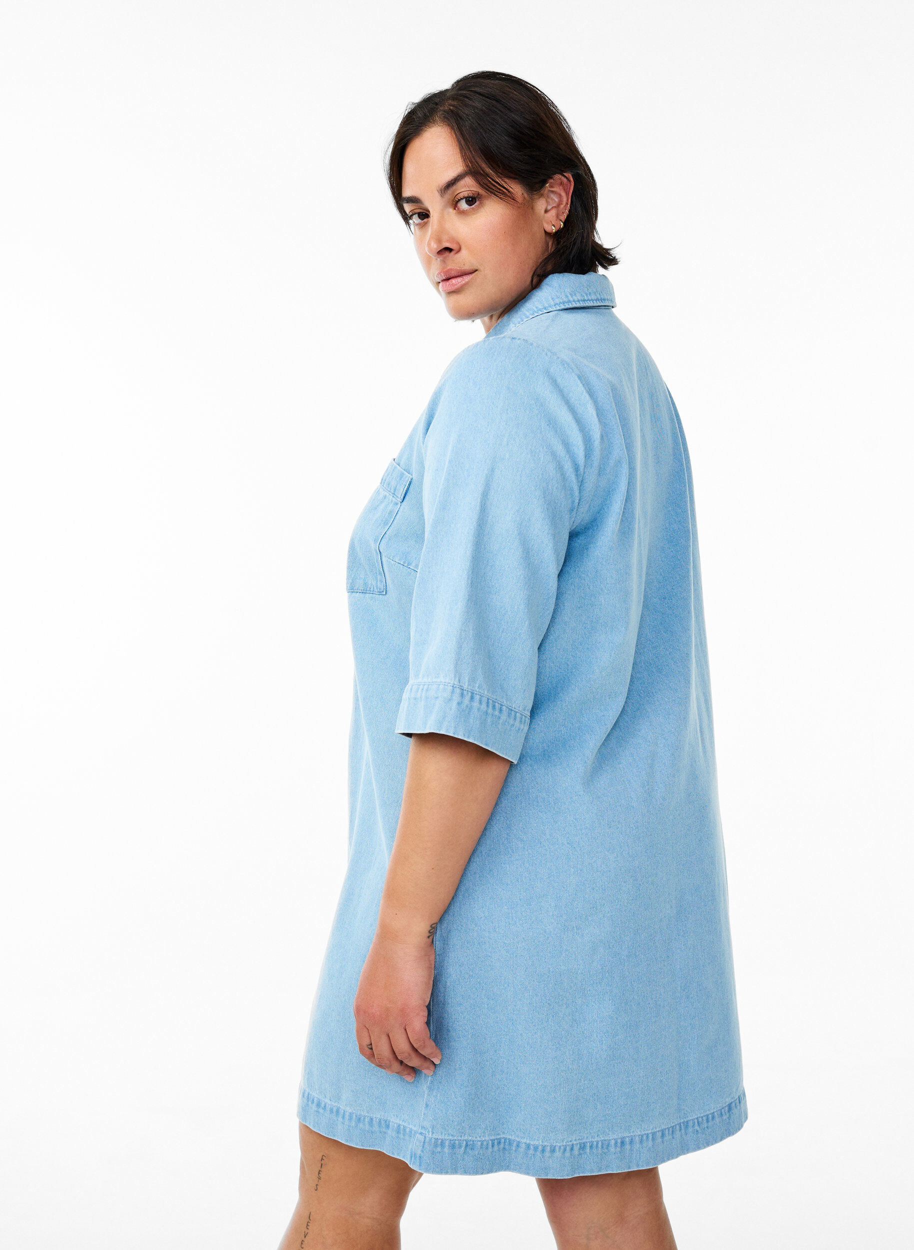 Zizzi Courte robe en denim avec un col et un col en V, Bleu Clair, Model image number 2
