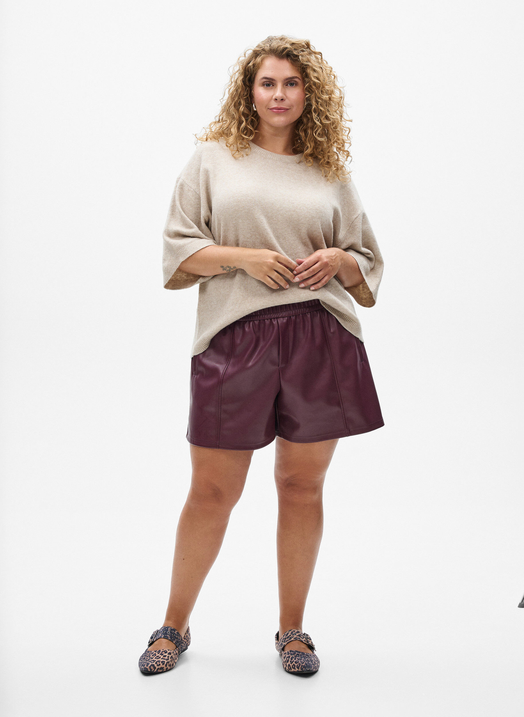 Zizzi Locker sitzende Strickshirt mit kurzen &Auml;rmeln, Beige, Model image number 1