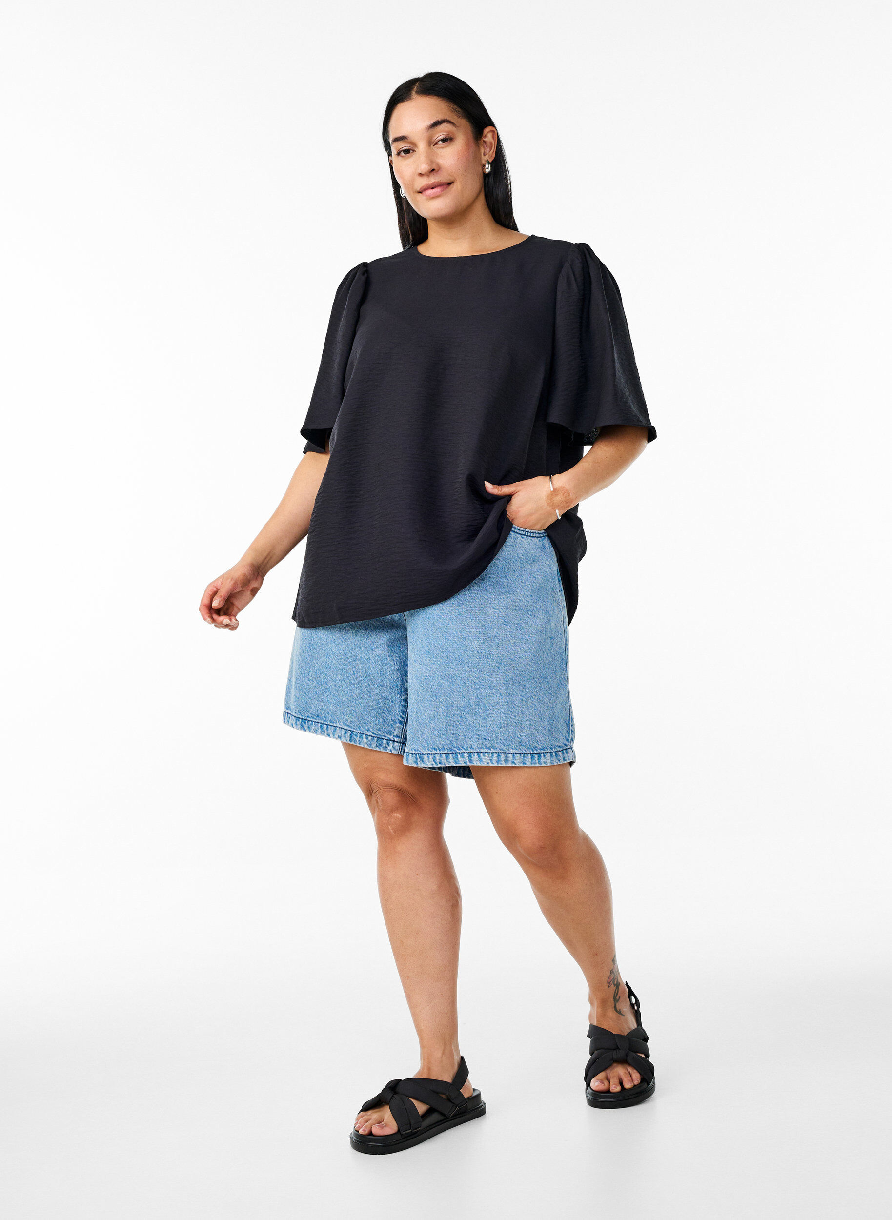 Zizzi Bluse mit kurzen, weiten &Auml;rmeln, Schwarz, Model image number 1