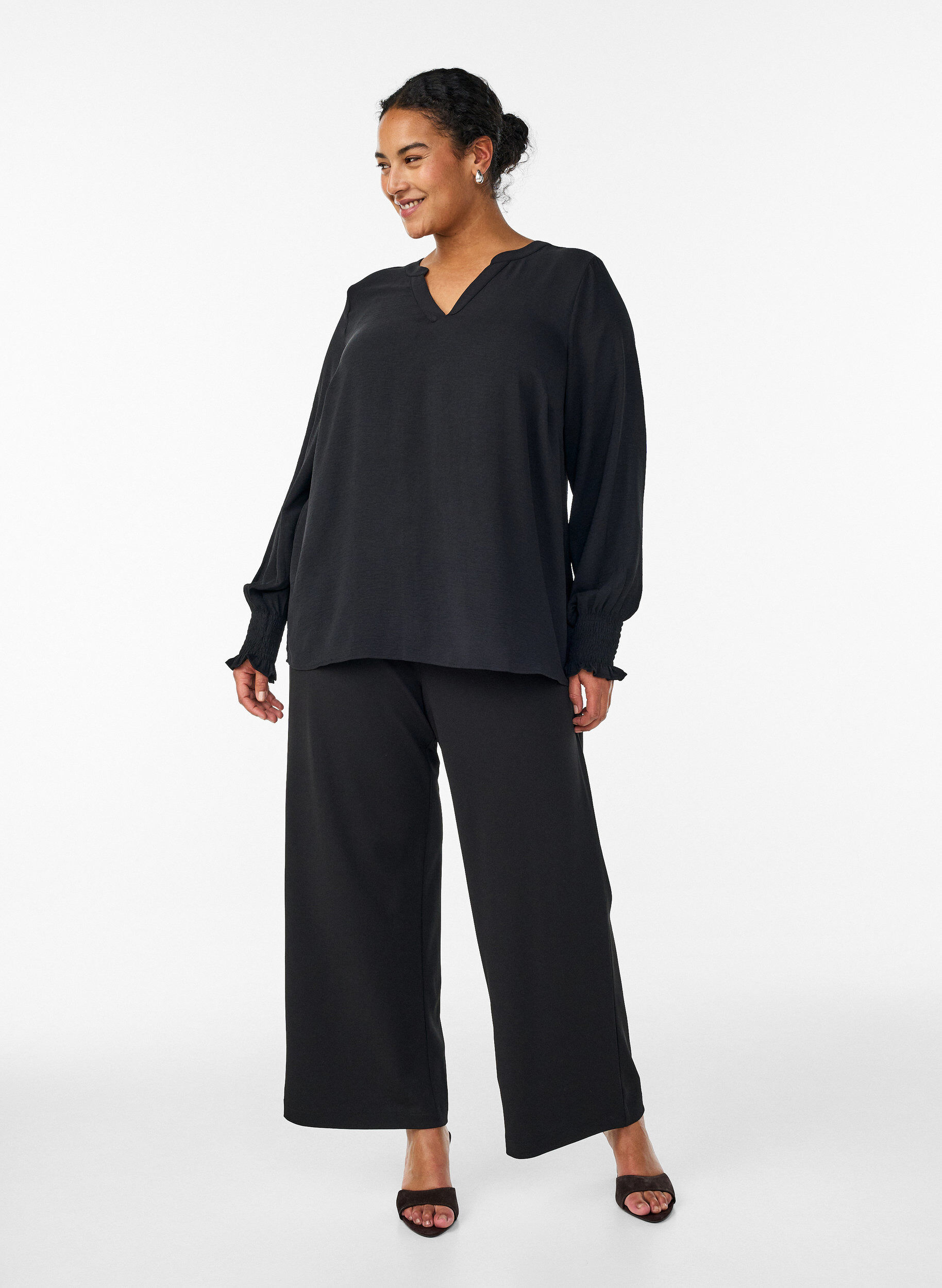 ZizziBlouse avec poignets smock&eacute;s et col en V, Noir, Model image number 1