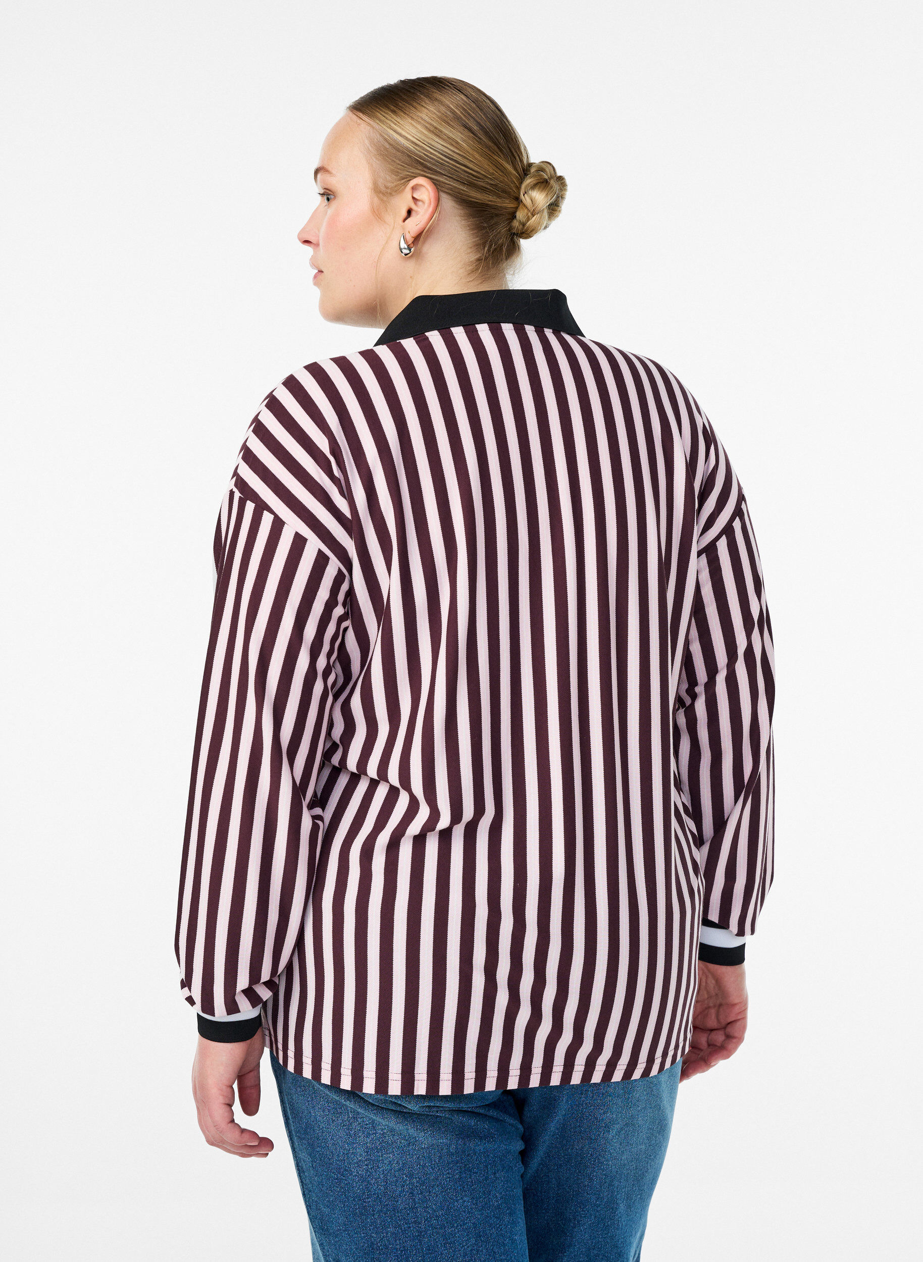 Zizzi Poloshirt mit Streifen und Textaufdruck, Dunkles Bordeaux, Model image number 2