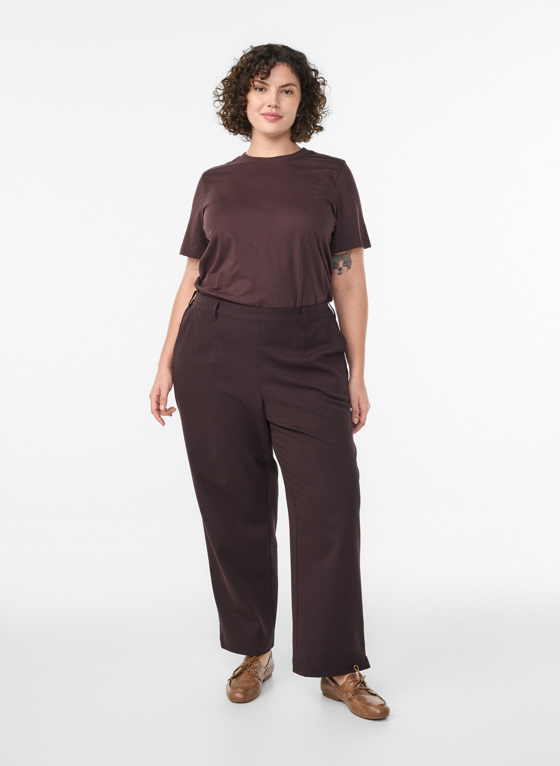 Zizzi T-shirt basique en coton &agrave; col rond, Marron, Model image number 1