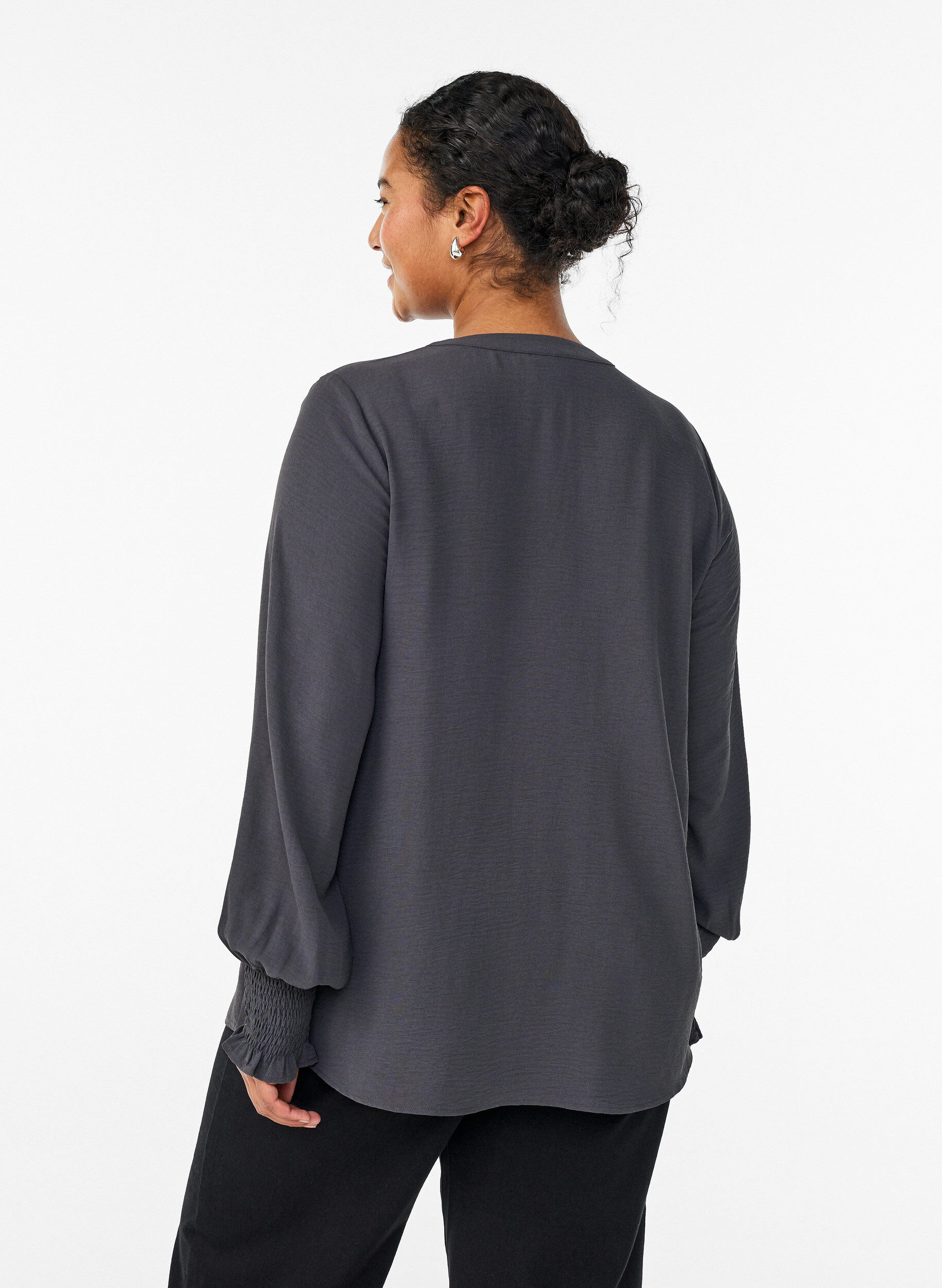 Zizzi Blouse avec poignets smock&eacute;s et col en V, Gris anthracite, Model image number 2
