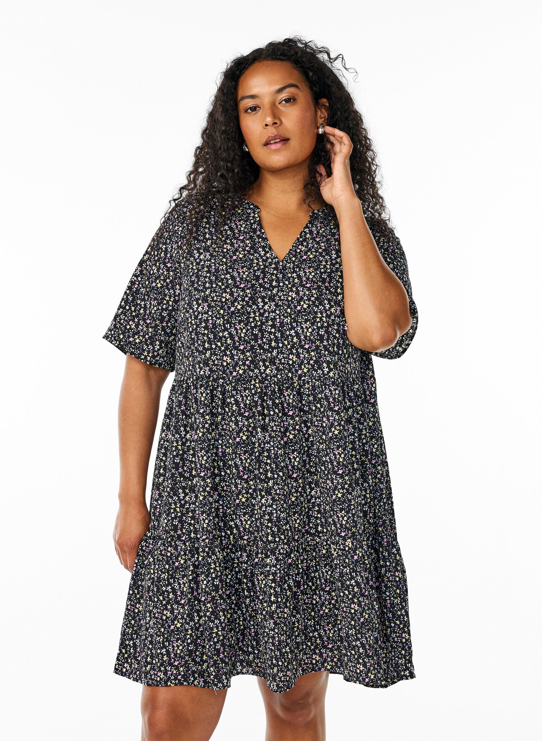 Kurzarmkleid in A-Linienform mit Schnittlinien, Schwarz, Model