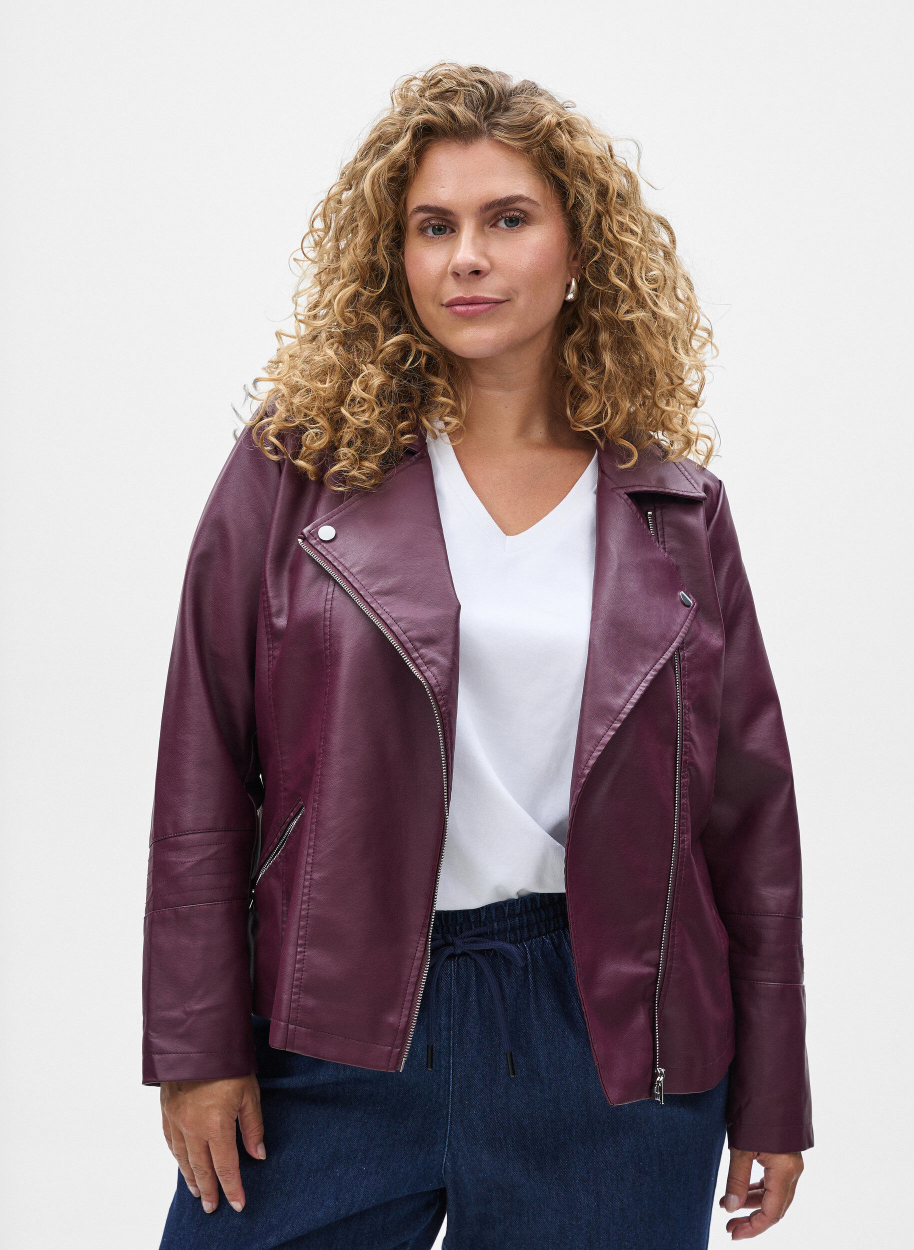 Bikerjacke aus Kunstleder, Dunkles Bordeaux, Model