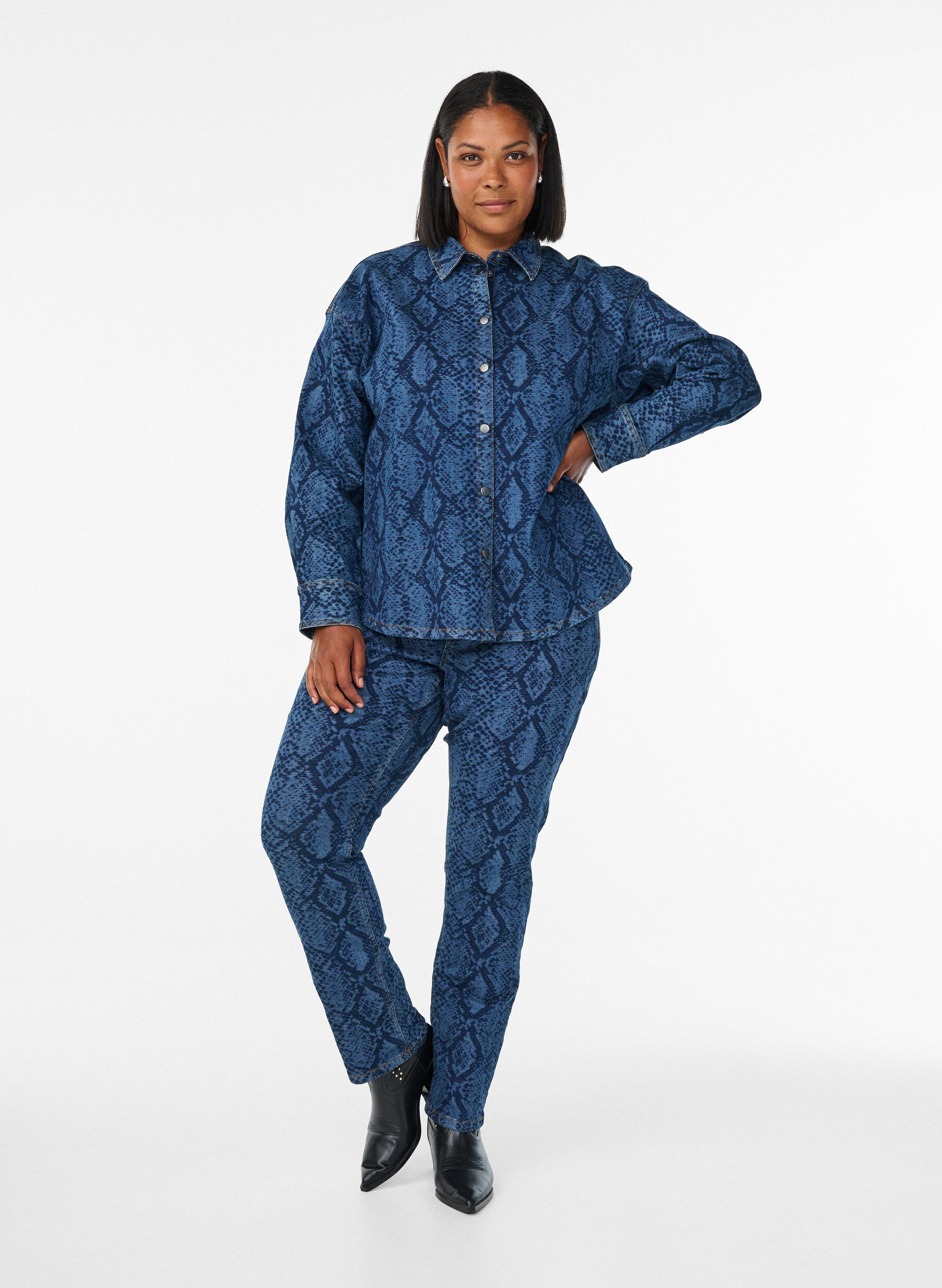 Zizzi Lockeres Hemd aus Denim mit Schlangenprint, Blau, Model image number 1