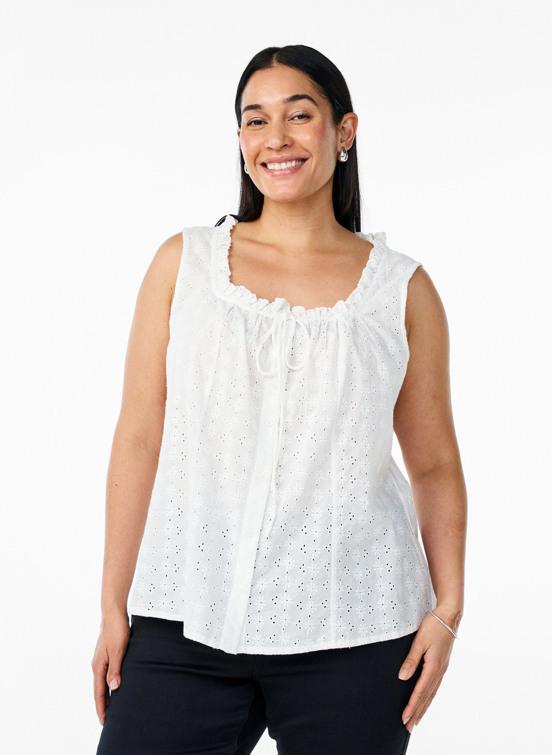 &Auml;rmellose Bluse mit Lochstickerei und R&uuml;schen, Vanille, Model