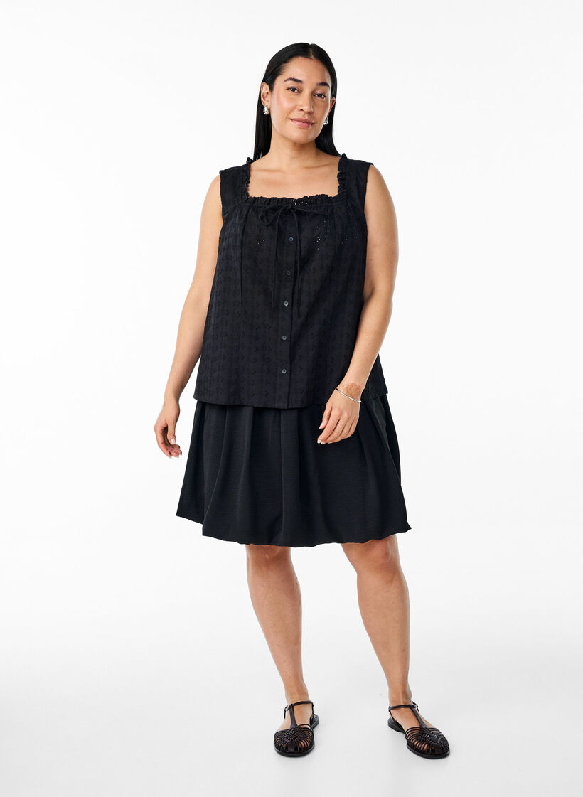 &Auml;rmellose Bluse mit Lochstickerei und R&uuml;schen, Schwarz, Model image number 1