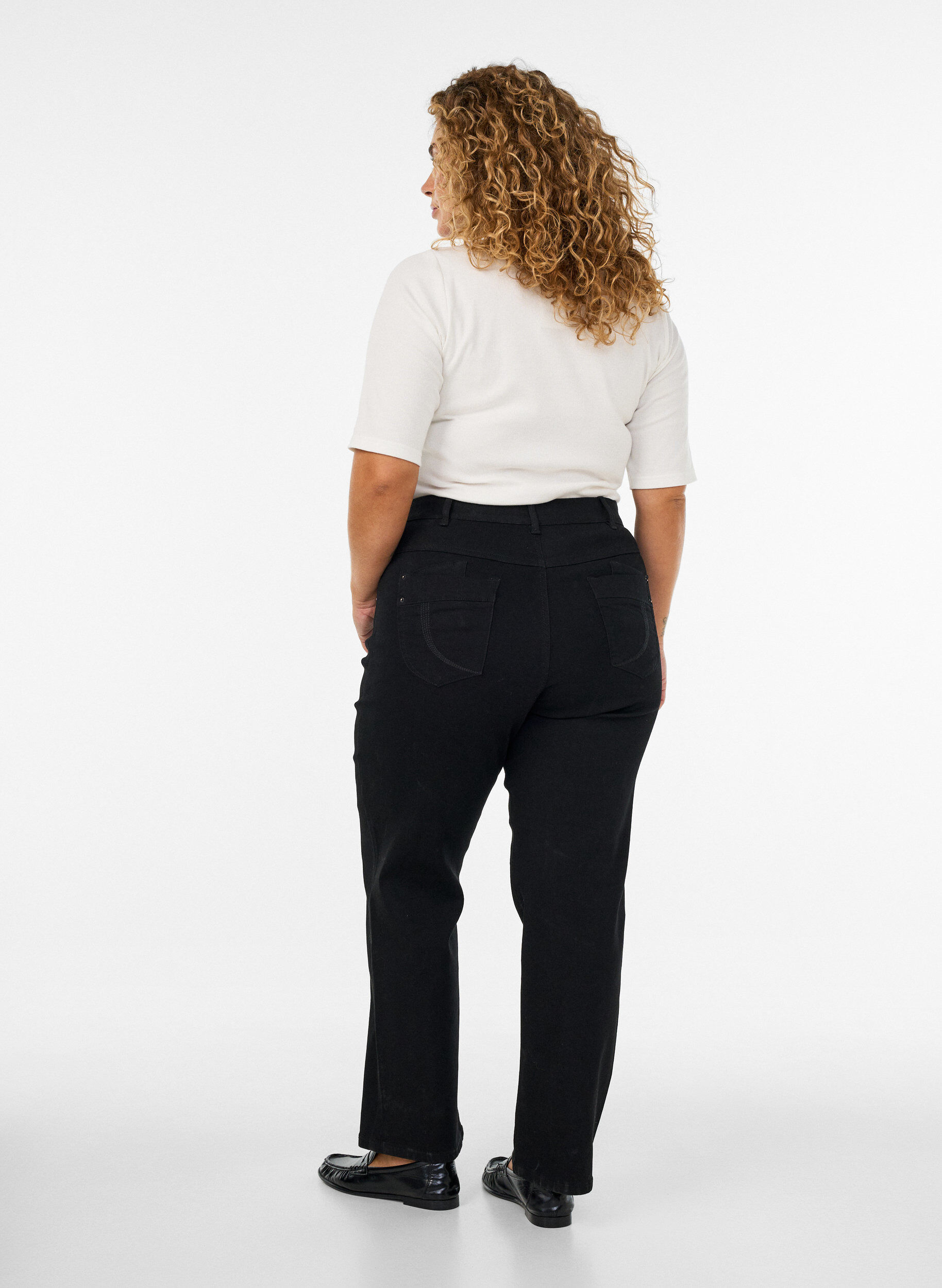 ZizziGemma Jeans mit normaler Passform und hoher Taille, Schwarz, Model image number 1