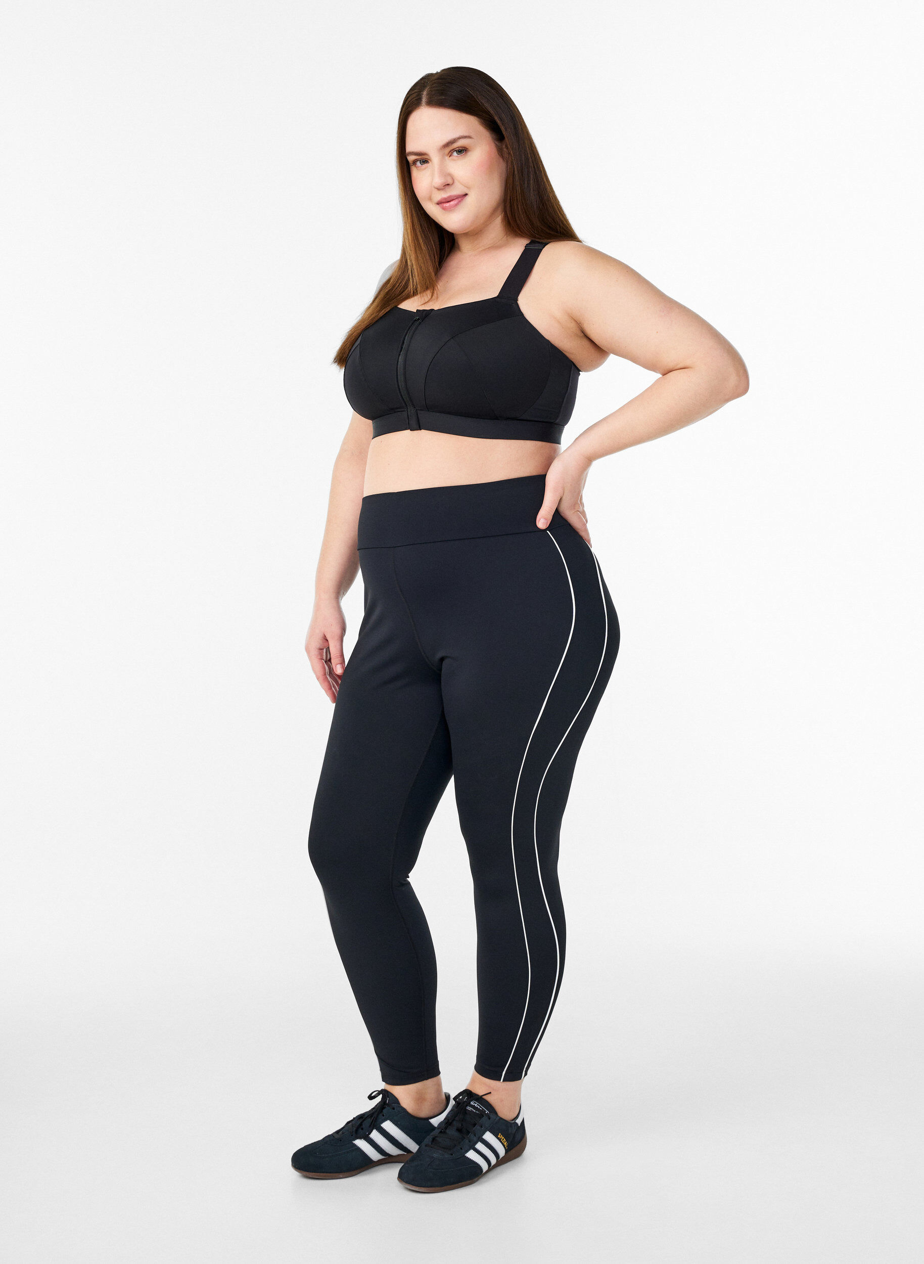 Zizzi Legging de training 7/8 avec passepoil contrastant, Noir, Model image number 1