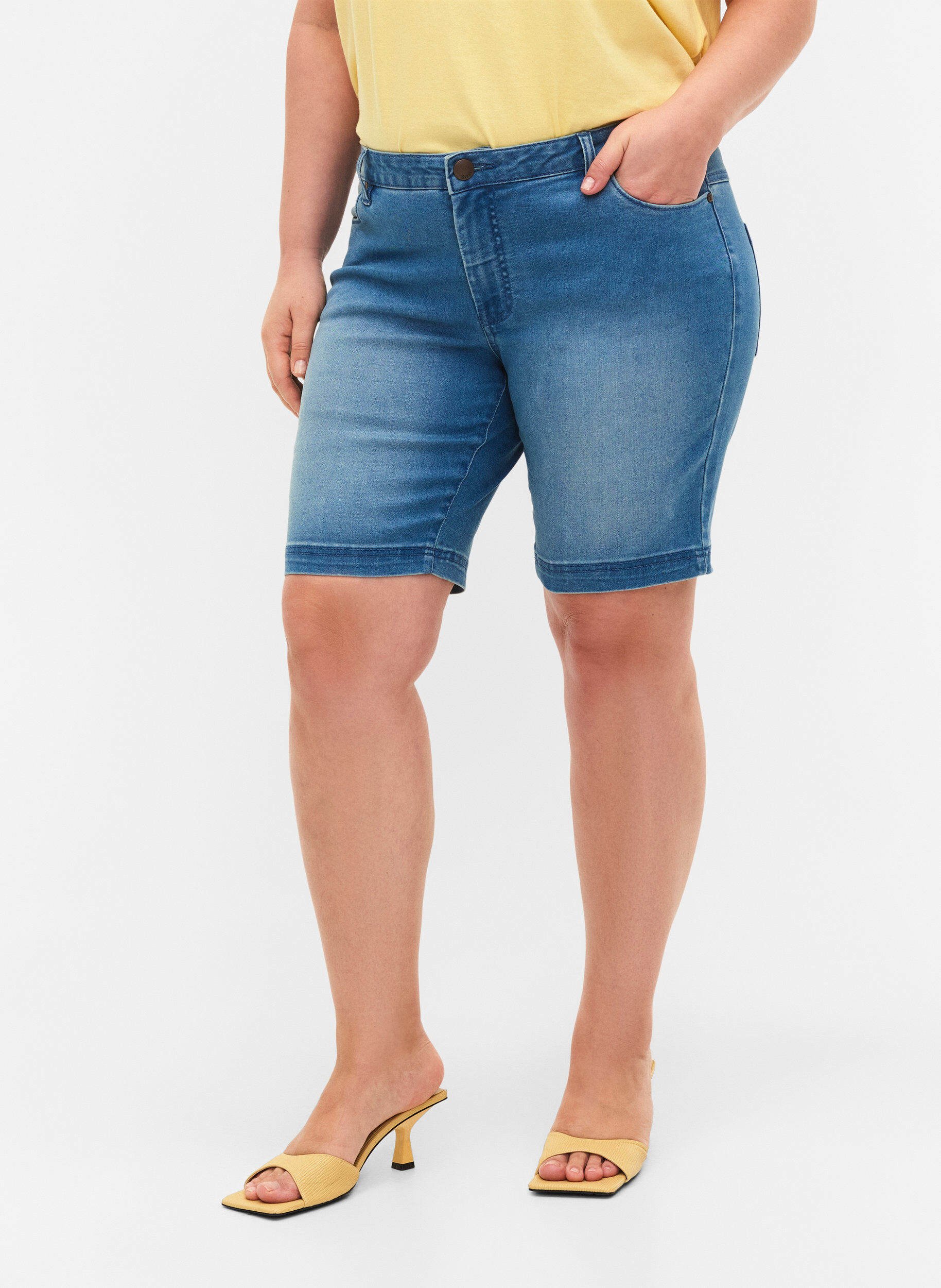 Zizzi Slim Fit Emily Shorts mit normaler Taille, Blau, Model image number 4