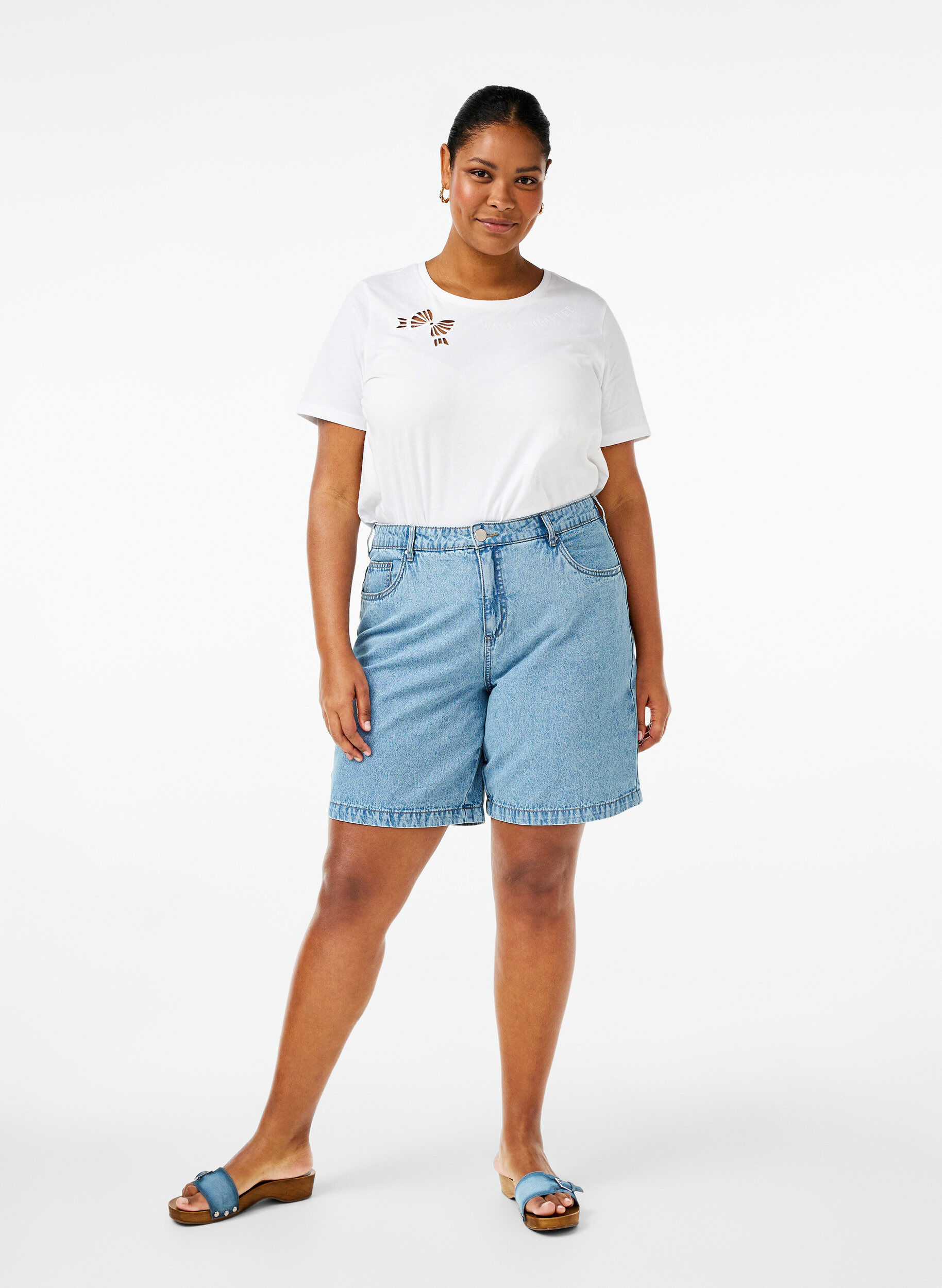 Zizzi T-shirt en coton biologique avec n&oelig;ud, Bright White, Model image number 2