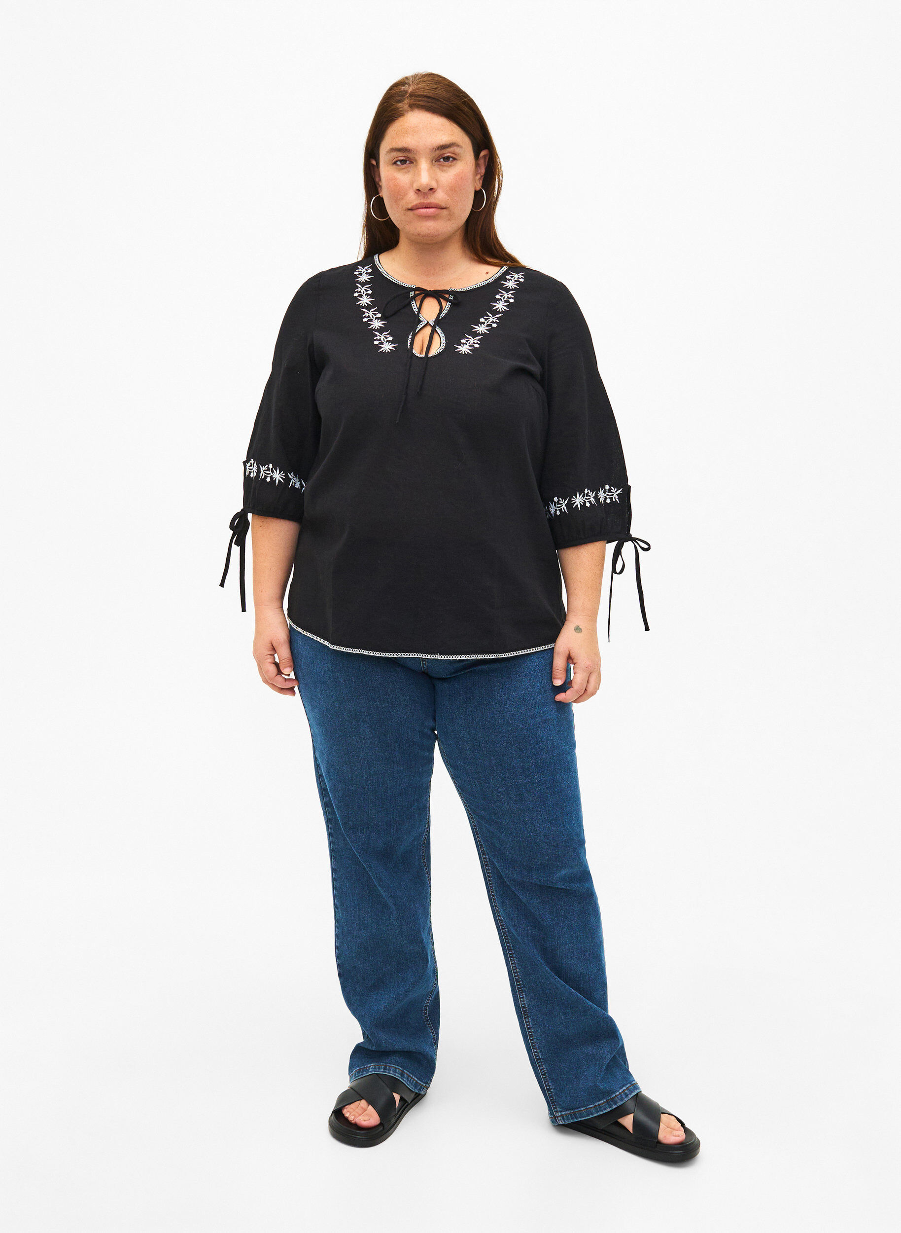 Zizzi Bestickte Bluse aus Baumwollmischung mit Leinen, Black W. EMB, Model image number 2