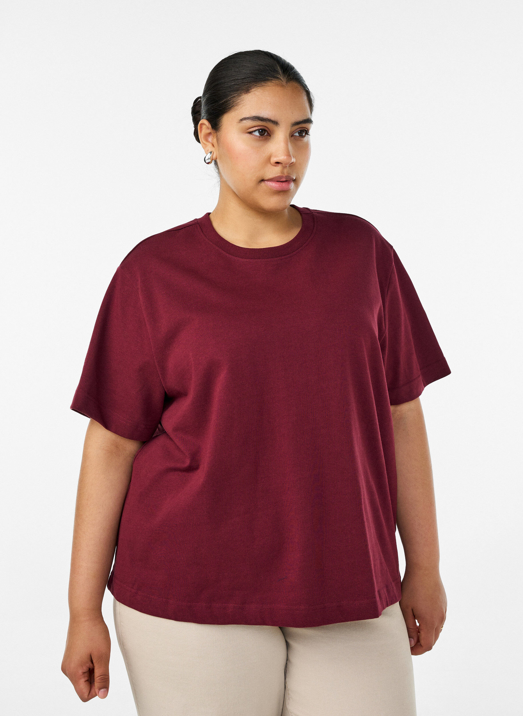 Kastiges T-Shirt aus Baumwolle, Rot, Model