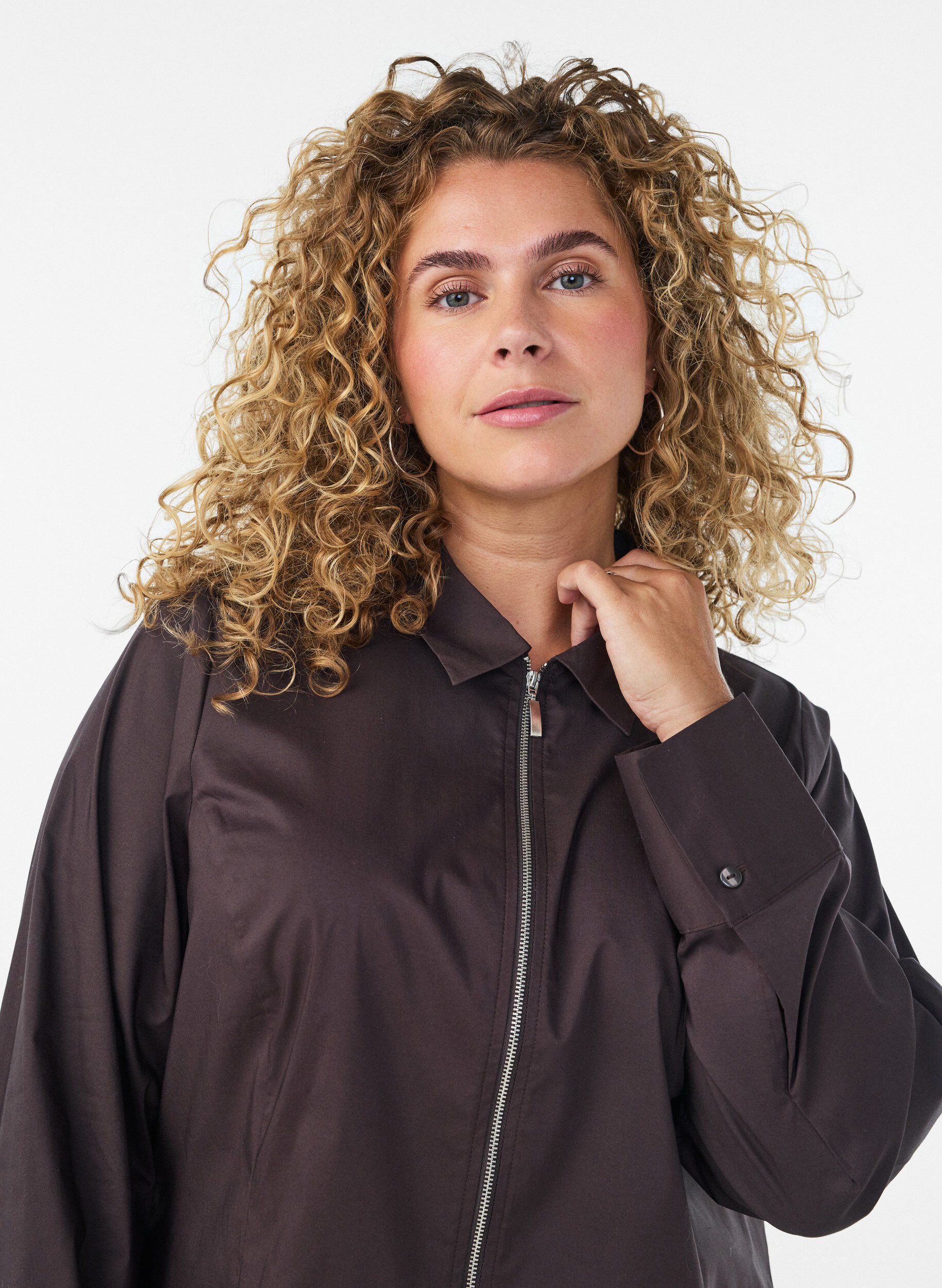 ZizziKurzes Shirt mit Zwei-Wege-Rei&szlig;verschluss, Braun, Model image number 3
