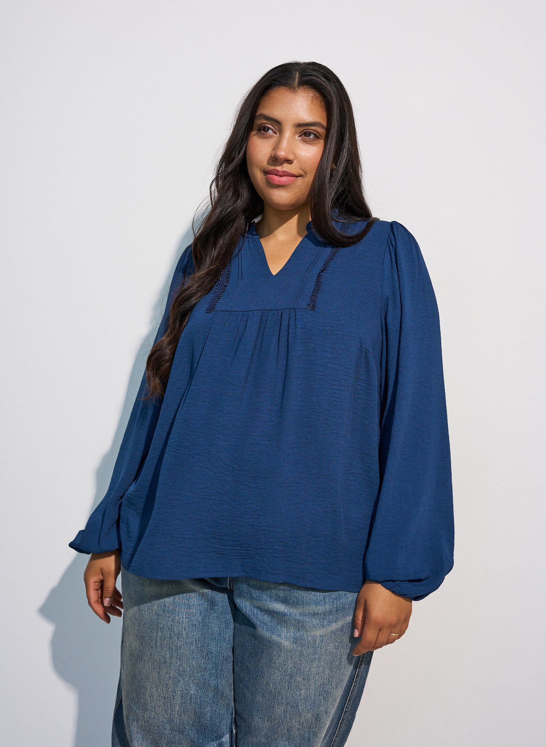Bluse mit V-Ausschnitt und H&auml;kelband, Blau, Model