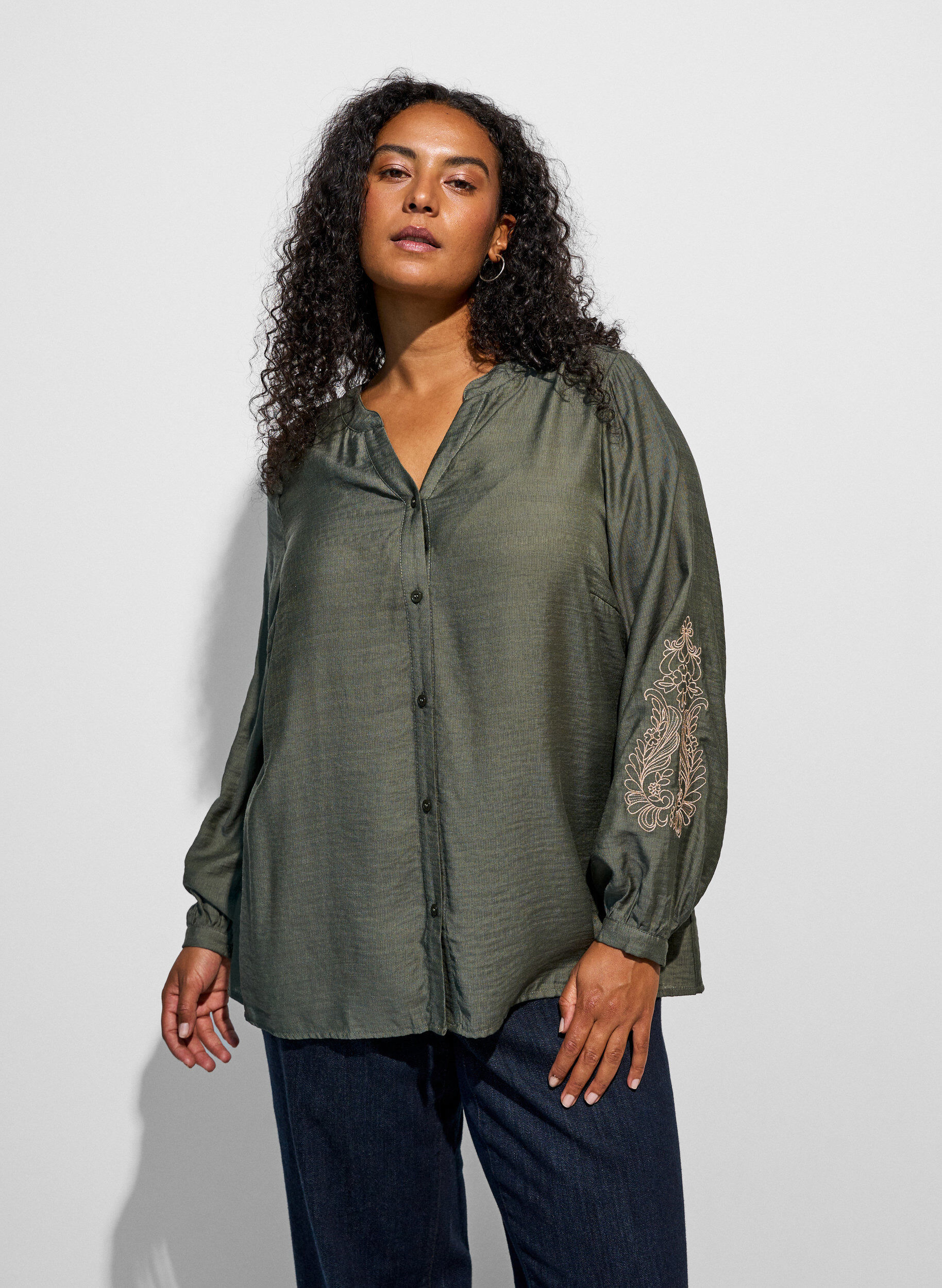 Bluse aus Viskose mit bestickten &Auml;rmeln, Gr&uuml;n, Model