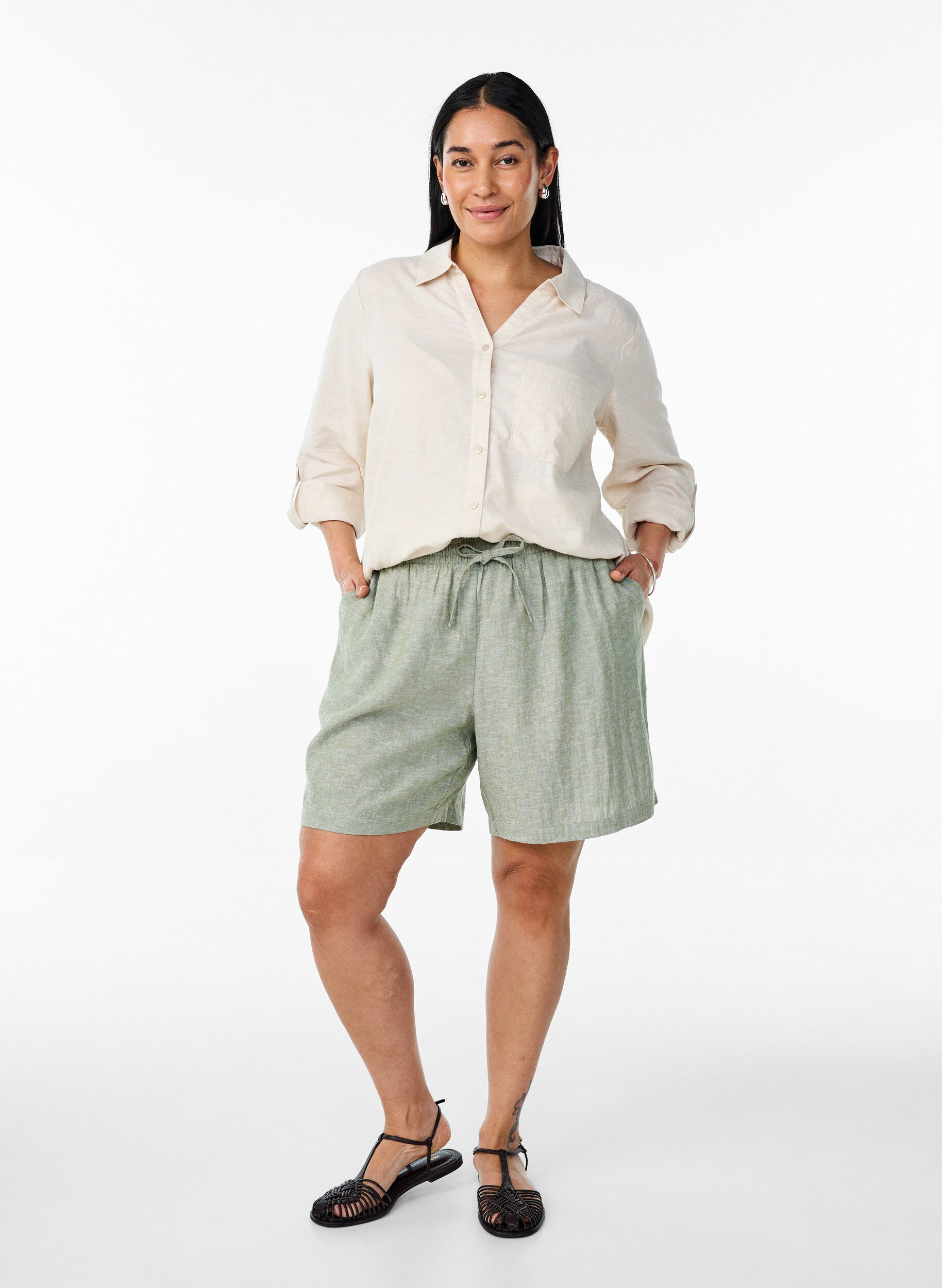 Zizzi Shorts amples en lin et viscose, Vert, Model image number 1