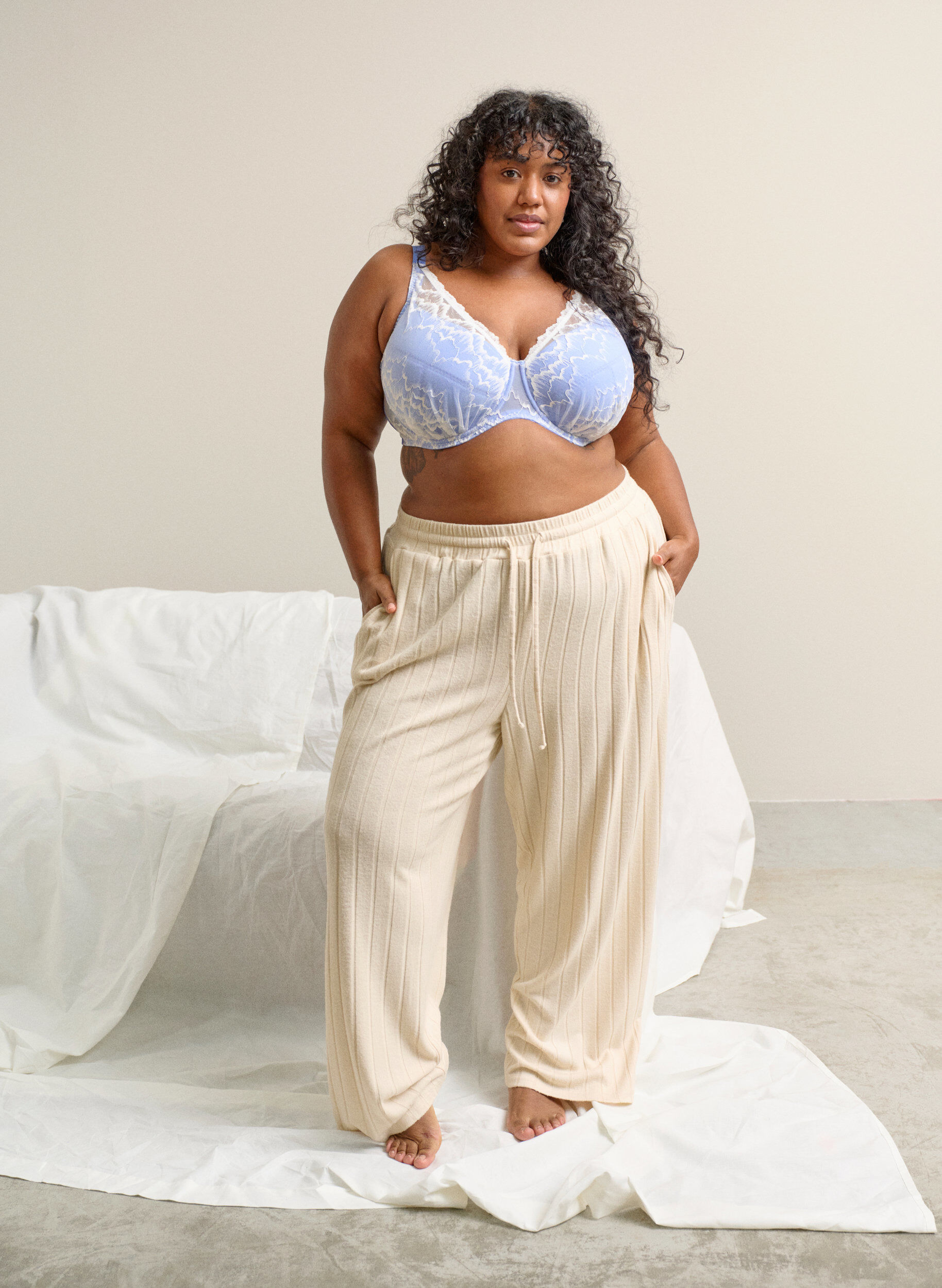 Zizzi Loungehose aus geripptem Jersey mit hoher Taille, Beige, Image image number 0